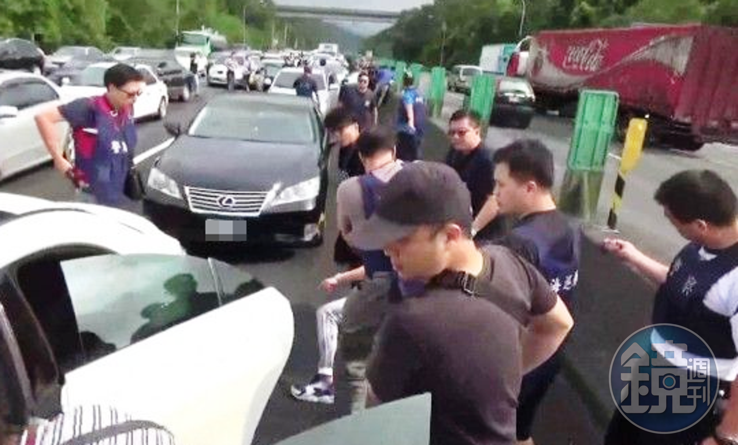 海巡幹員與警方聯手封鎖國道，逮捕狡猾的運毒車手。
