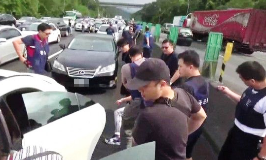 海巡幹員與警方聯手封鎖國道，逮捕狡猾的運毒車手。