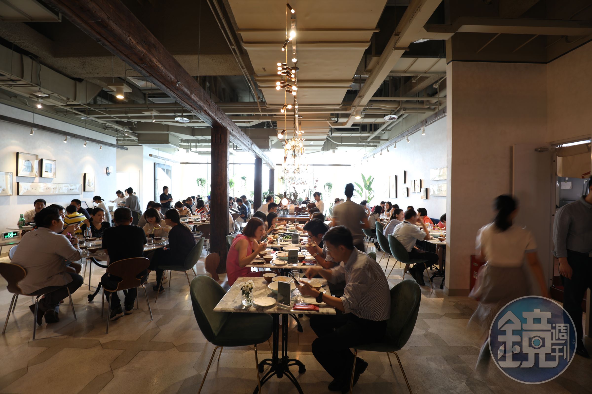新開在國貿商城裡的「漢舍川菜館」的裝修雅致，吸引很多北京上班族前來光顧，中午生意火爆。
