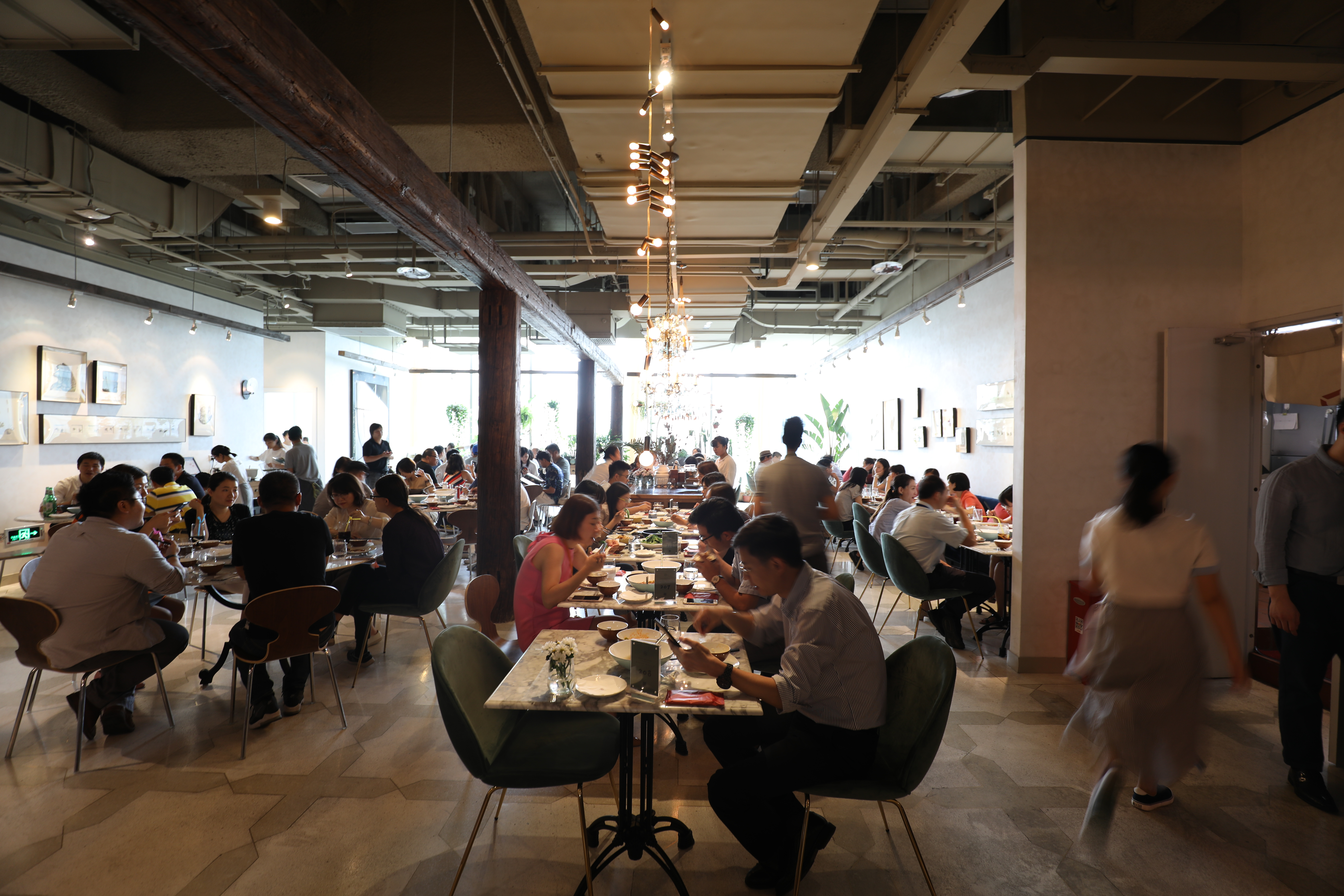 新開在國貿商城裡的「漢舍川菜館」的裝修雅致，吸引很多北京上班族前來光顧，中午生意火爆。