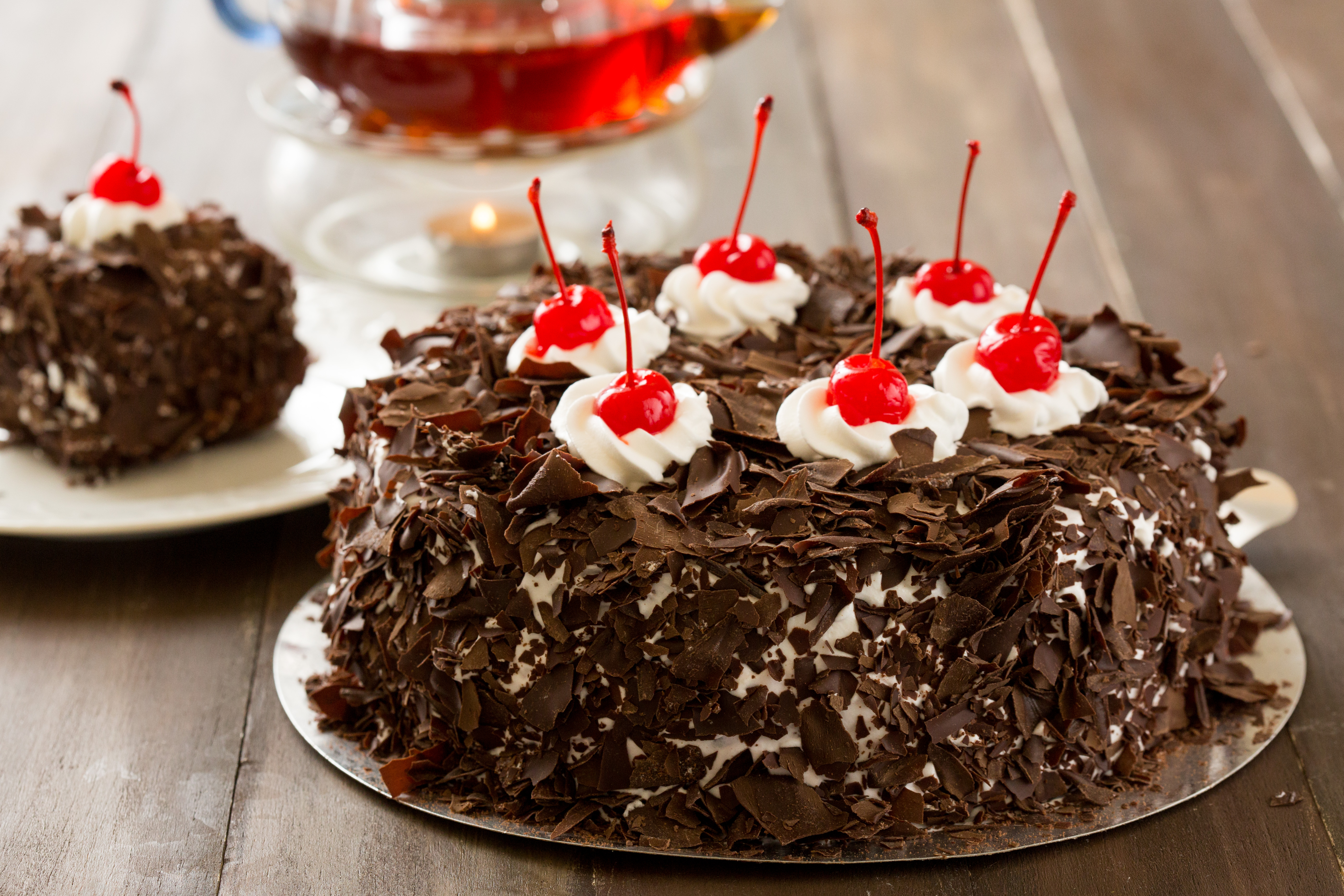 「黑森林蛋糕」以巧克力蛋糕與藍莓餡為底，在清爽不膩的鮮奶油外層灑上巧克力碎屑，是熟悉的兒時美味。（8吋690元／個）