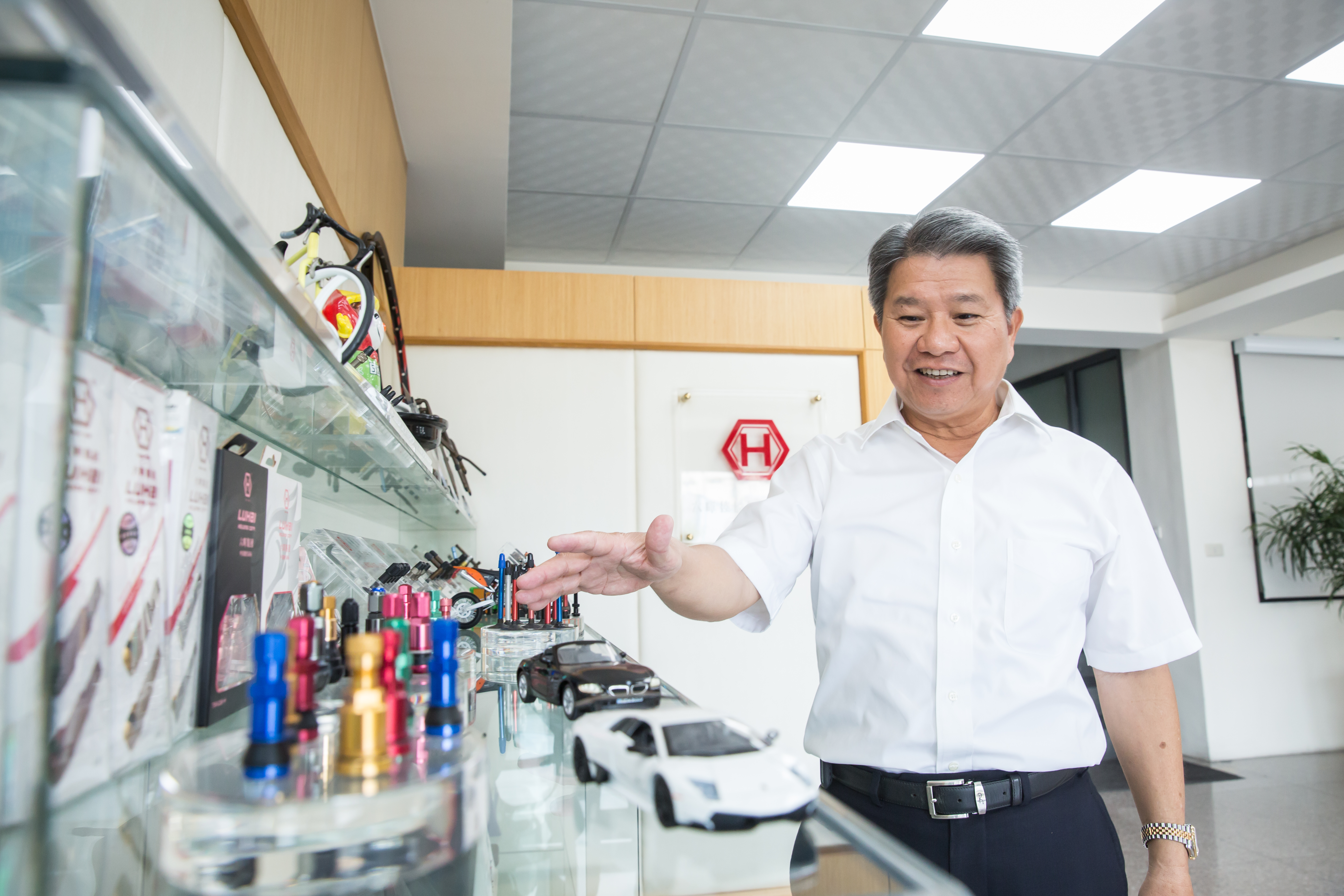 1980年彰化六暉6兄弟白手起家，董事長吳金鹿說當地3大輪胎廠含正新、建大、華豐都很願意相挺，當年建大創辦人楊金豹常騎腳踏車來鼓勵6兄弟。