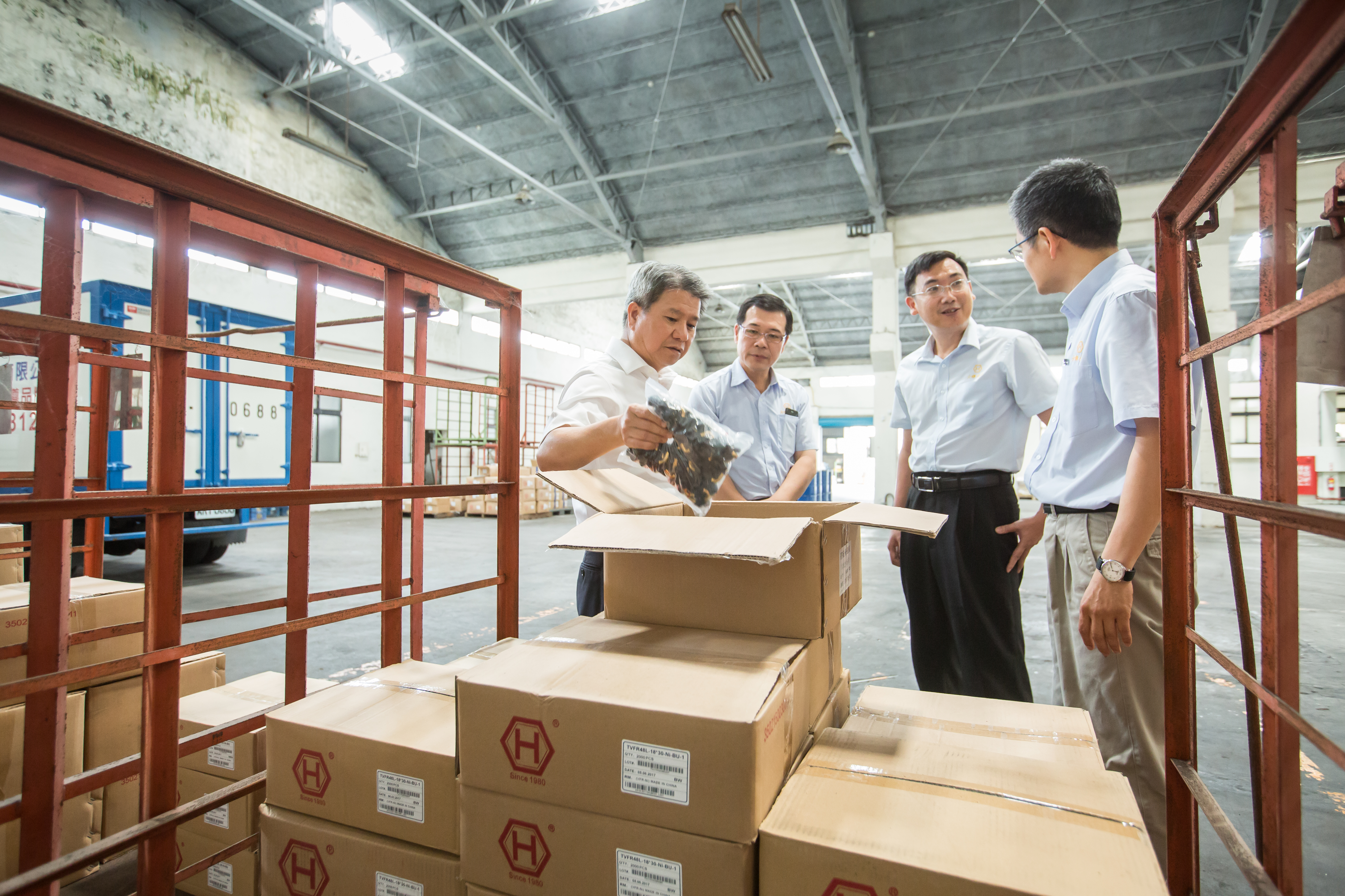 六暉董事長吳金鹿（左一）堅持眼見才是真，至今仍會會親自盯廠、巡廠，分配資源調度等。