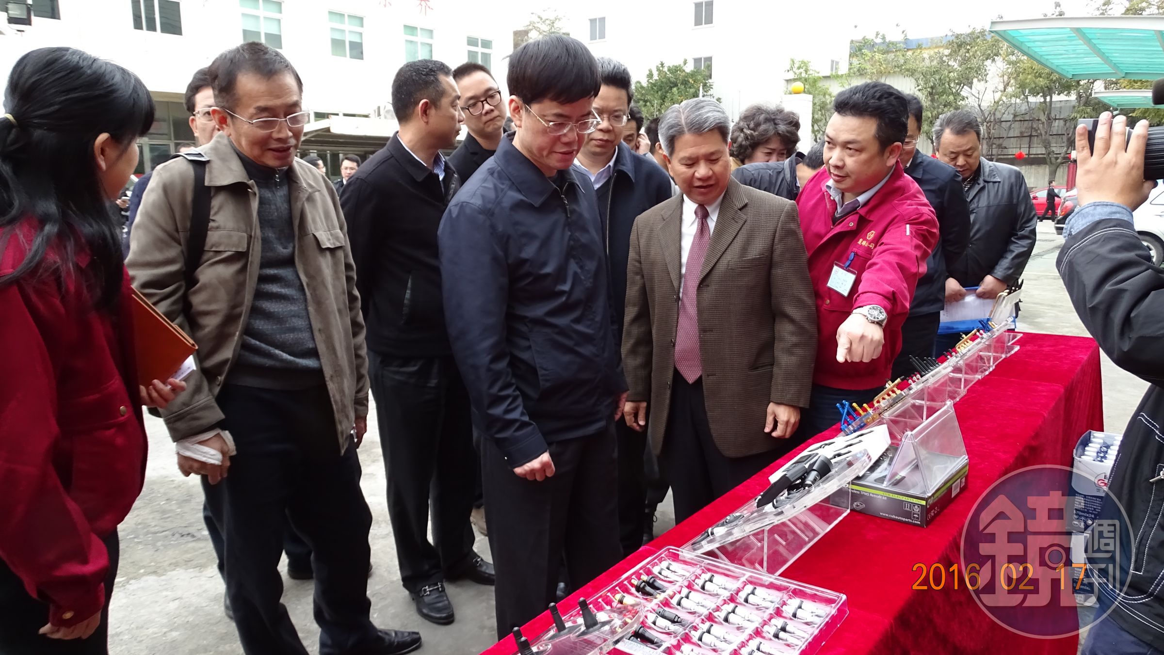 六暉旗下的廈門廈暉廠，1990年成立，是六暉跨足海外的第一間工廠，2013年獲頒廈門十大幸福企業之一，圖為廈門市長來廠參觀。（六暉提供）。