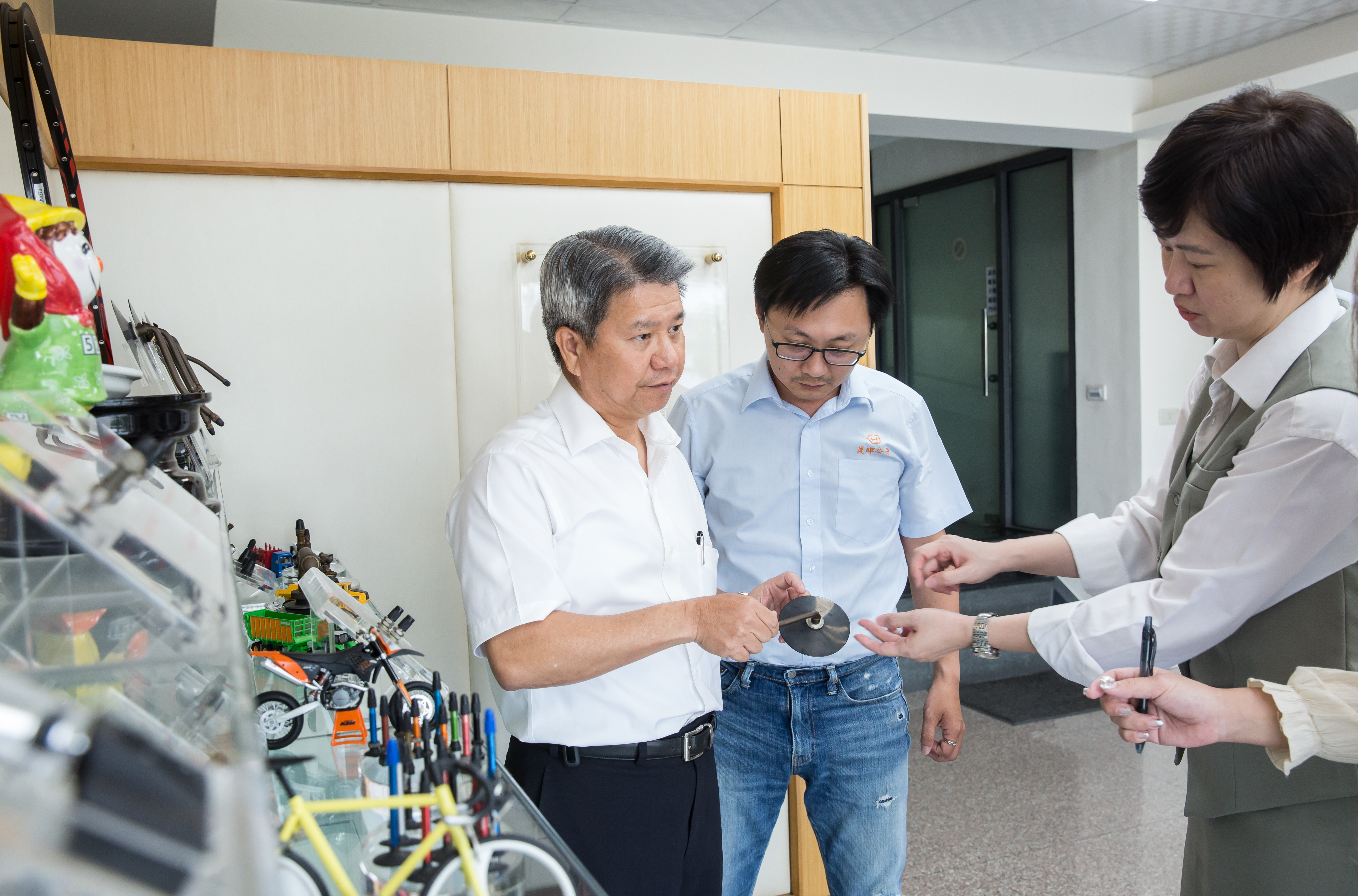 吳金鹿（左一）早年負責跑國際業務，靠著品質穩定、鍥而不捨，成功打進日本IRC和泰國Deestone供應鏈。