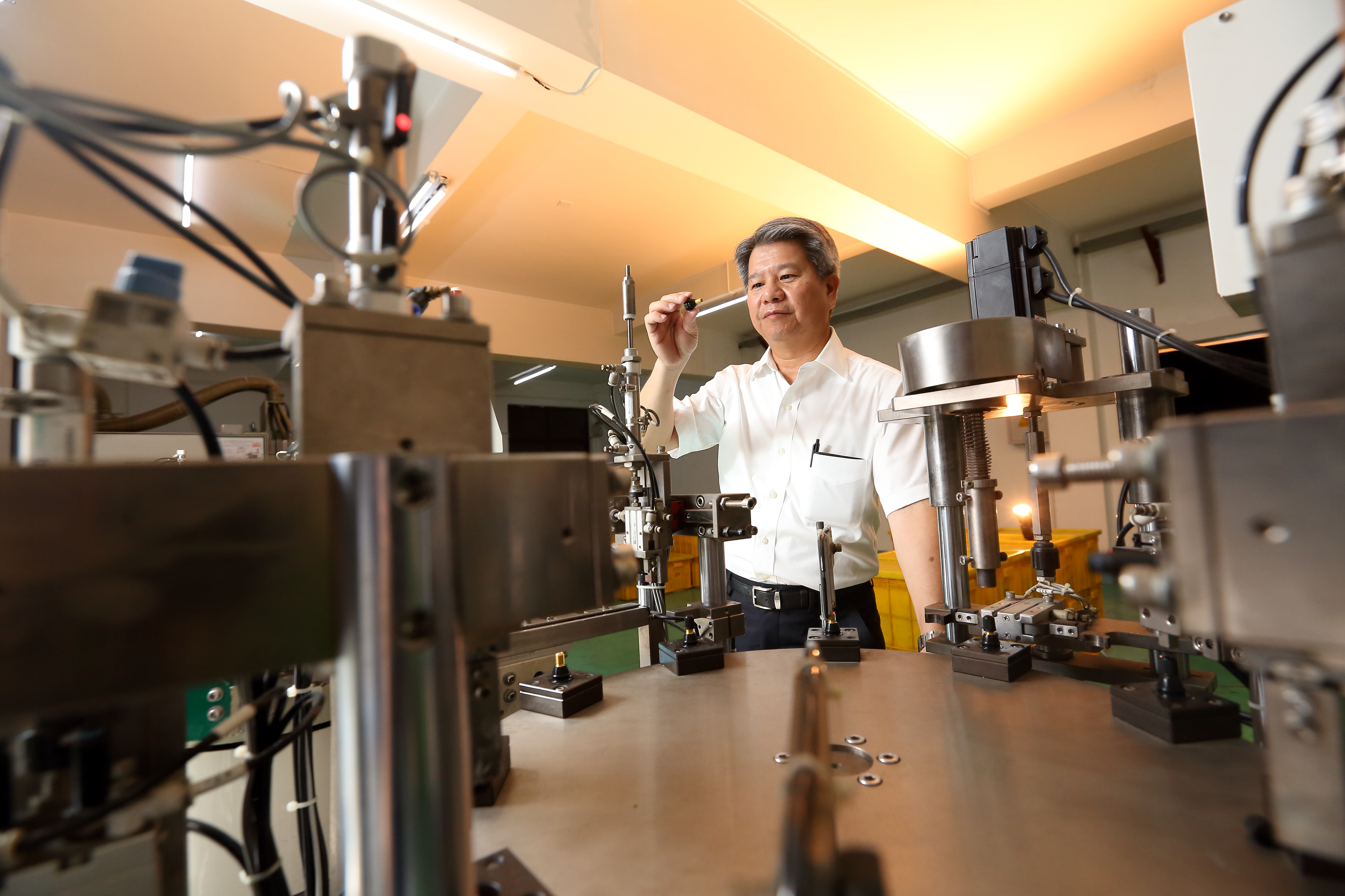 吳金鹿以品質為根、誠信為本帶領六暉向前，以身作則不菸不酒不上KTV。