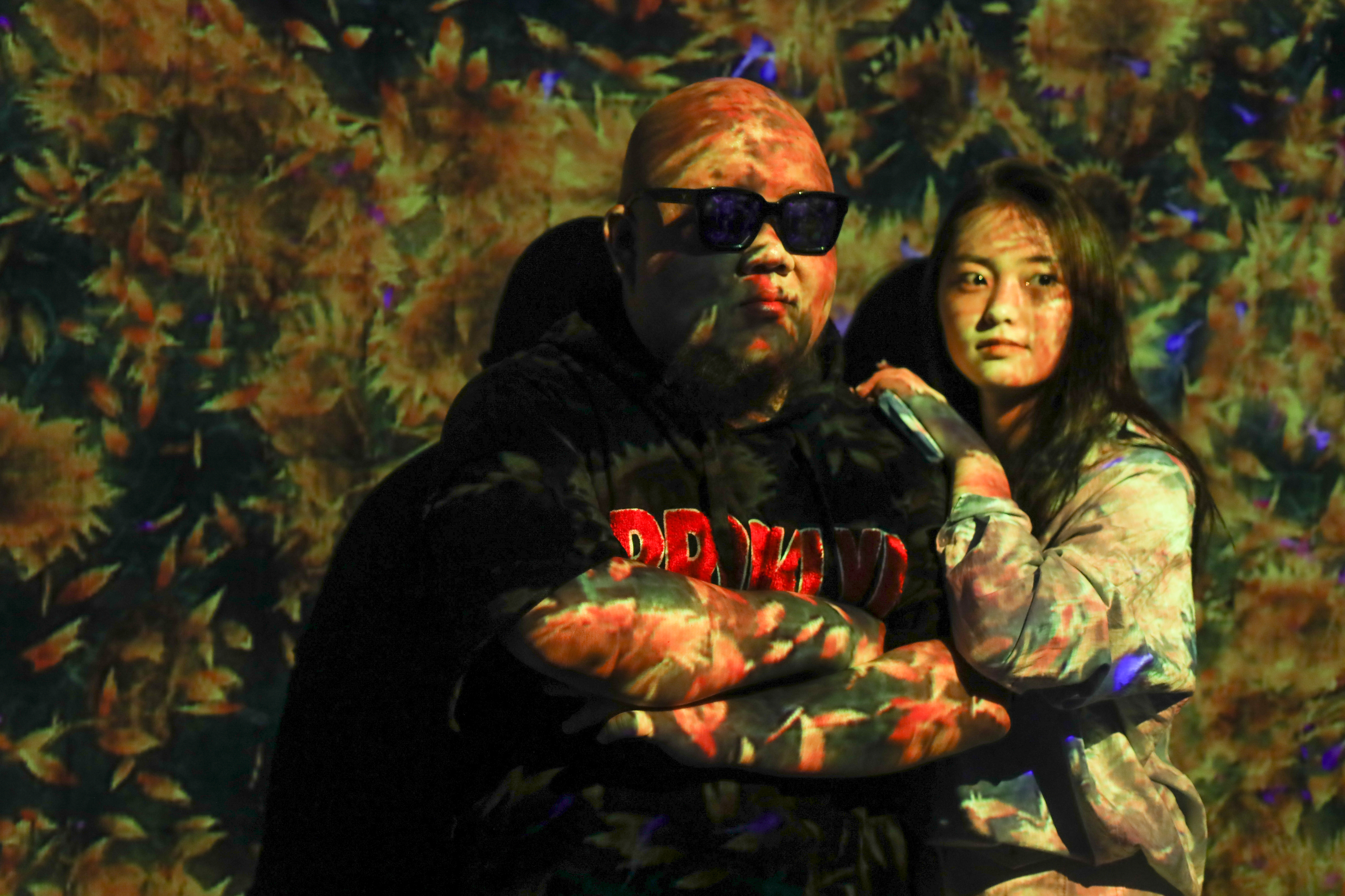 在「花舞森林與未來遊樂園」幻彩光影前擺POSE拍照，超酷的。