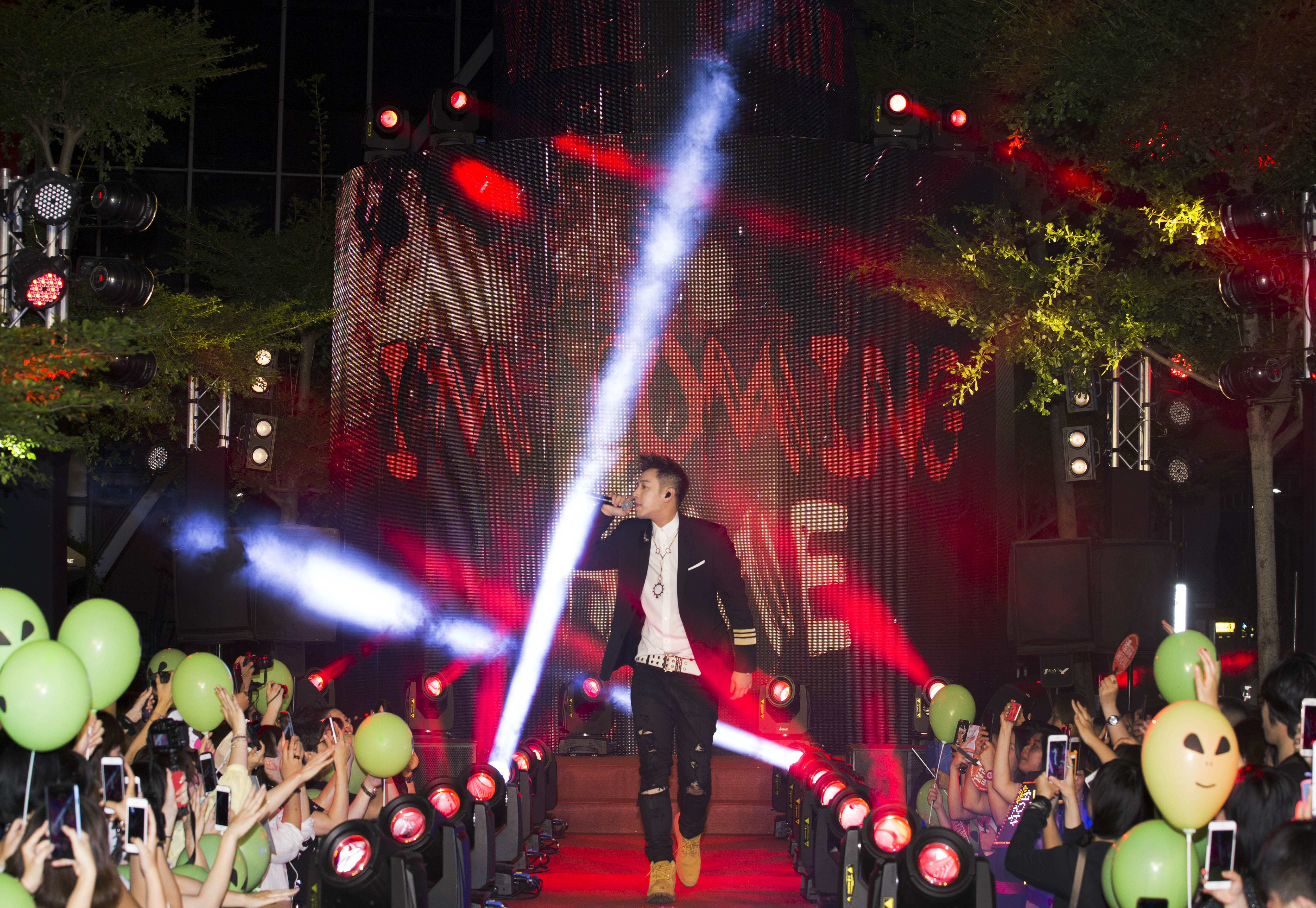 潘瑋柏為MV首映揭開序幕。