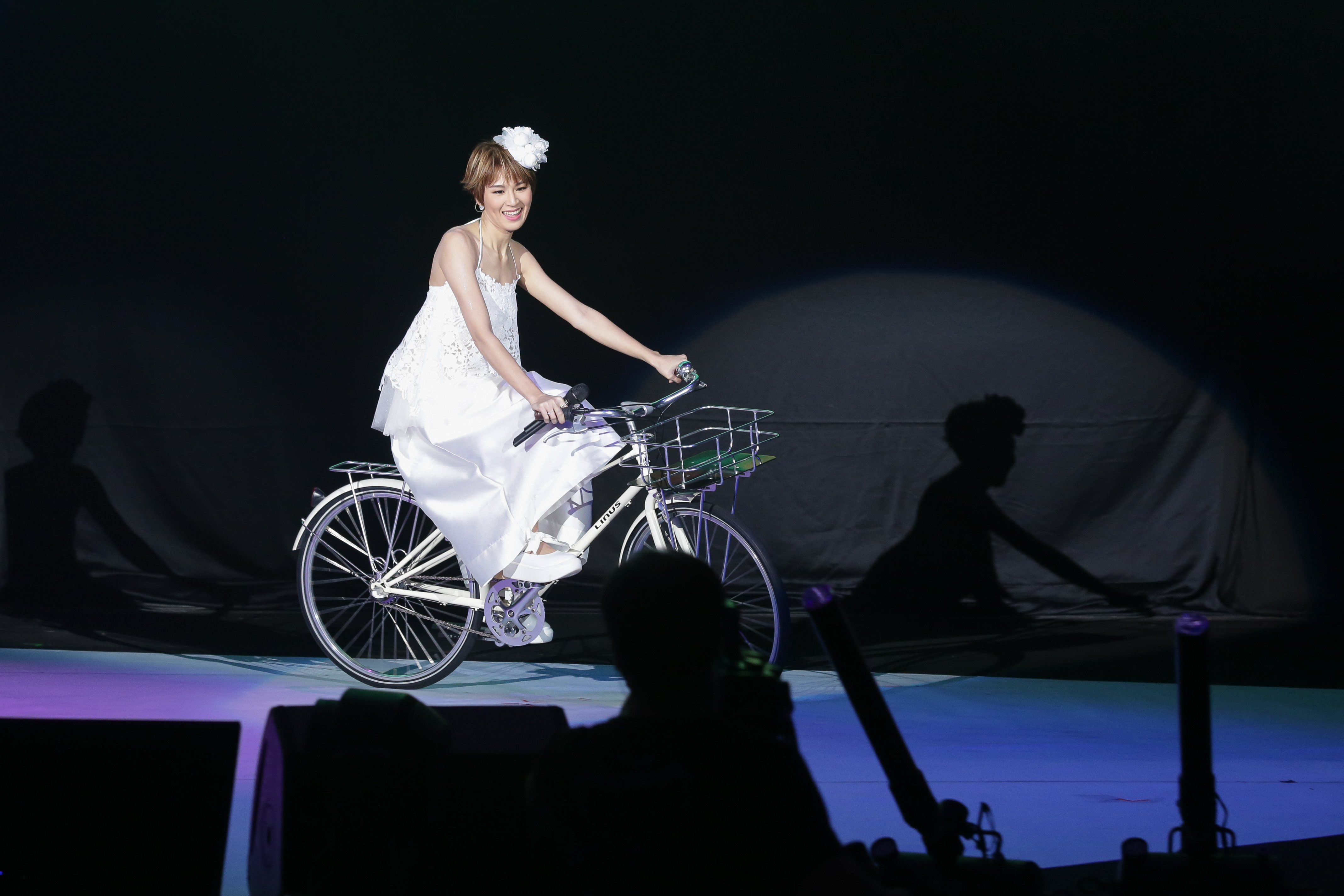 曾沛慈在演唱會騎著腳踏車出場,立刻引起粉絲驚呼。
