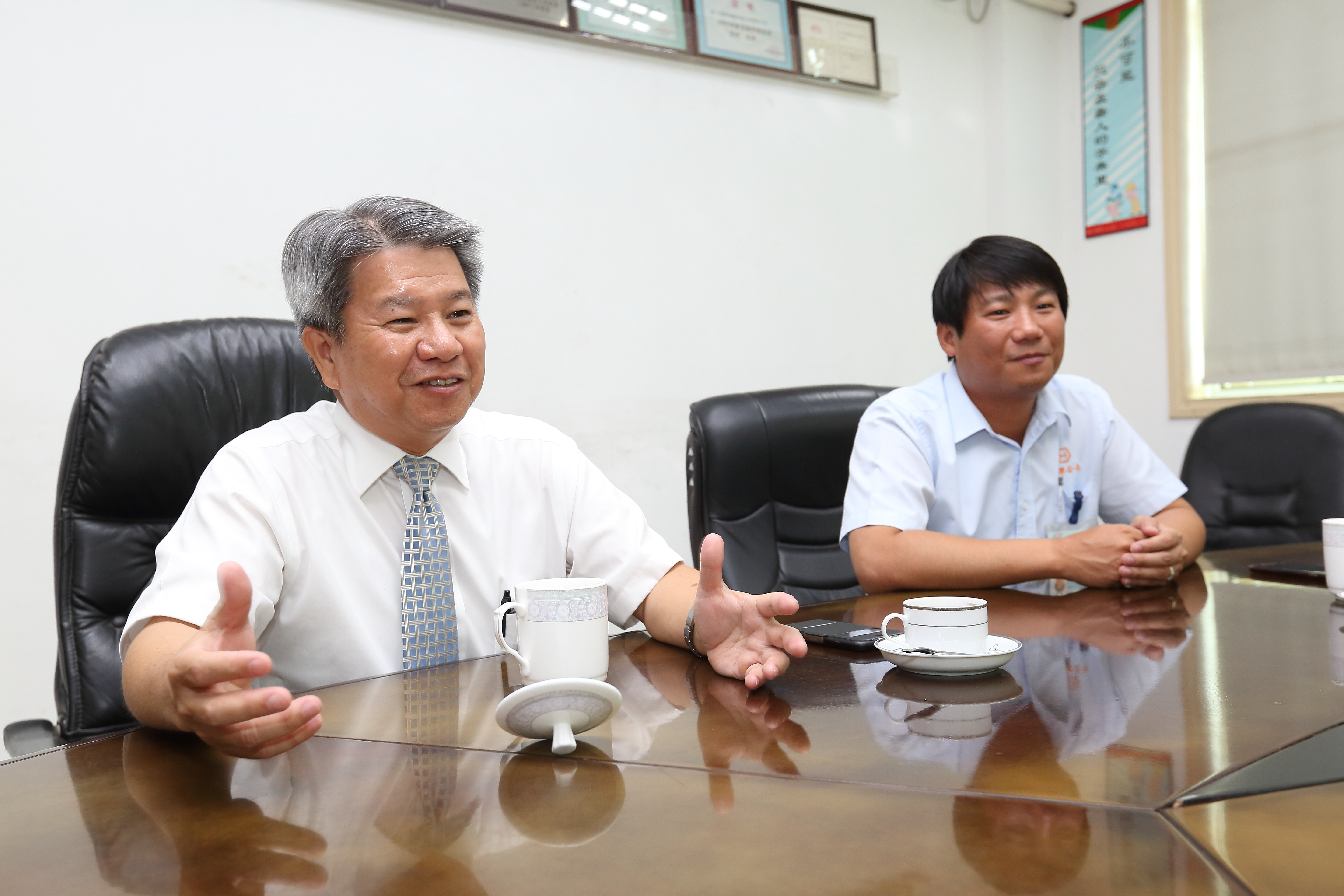 六暉廈門廈暉廠總經理許瀚元（右）表示，在董事長吳金鹿（左）帶領下，公司穩健經營，連金融風暴都未曾受影響。