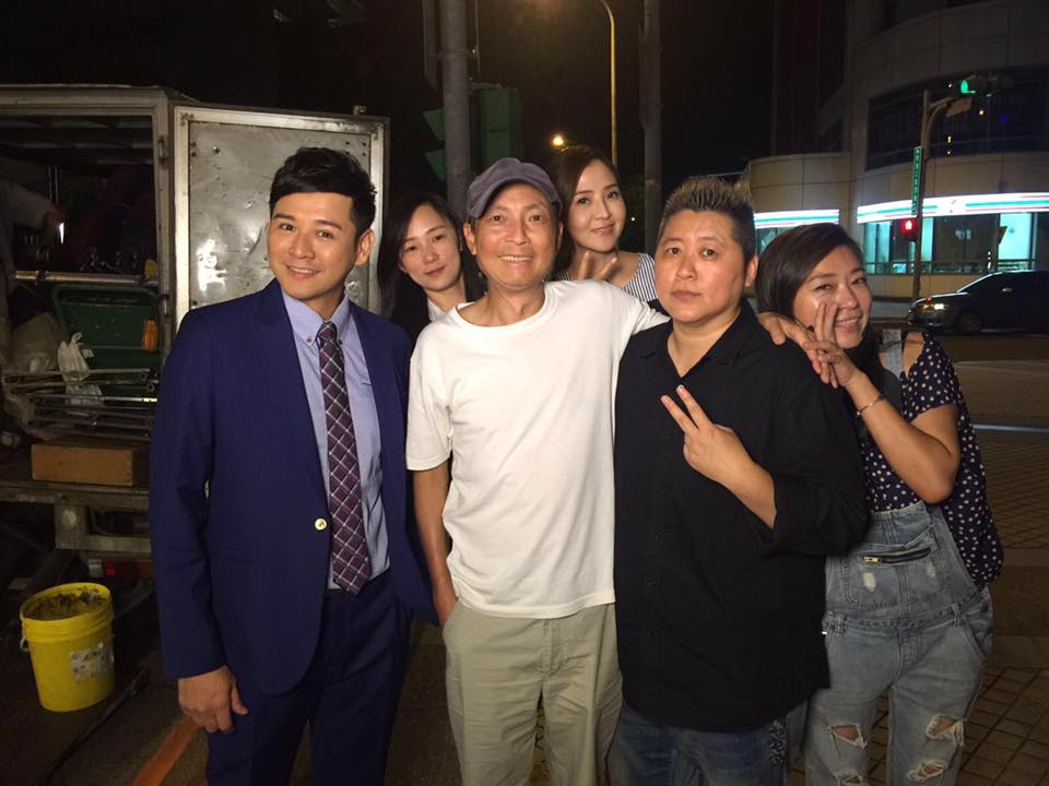 台灣本土劇導演陳俊任6日因癌症過世，陳宇風貼出《一家人》演員與導演合照。