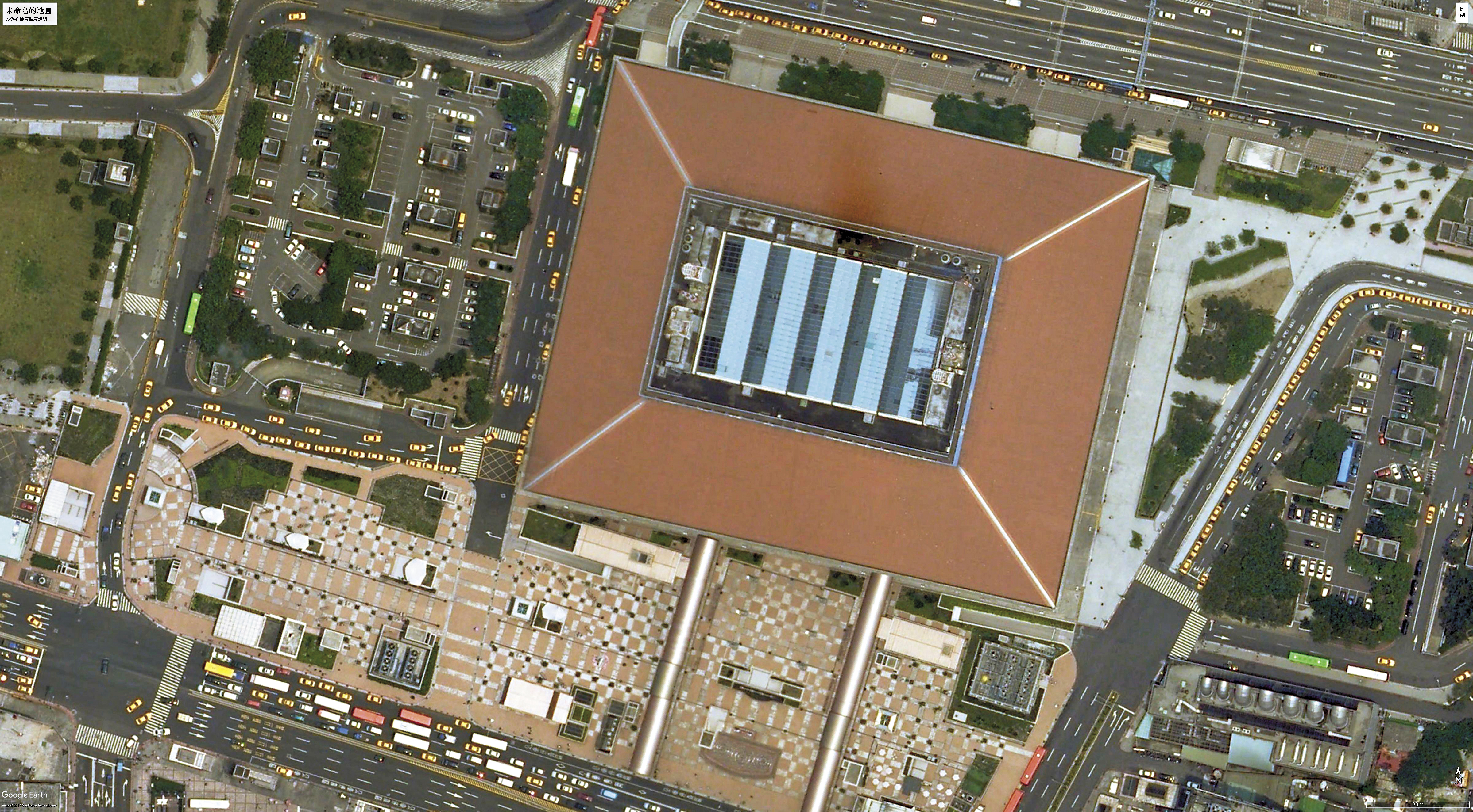現任交通部政次范植谷擔任台鐵局長任內，高人建議後，台北車站頂樓設置「卍」字陣改運。翻攝Google Earth