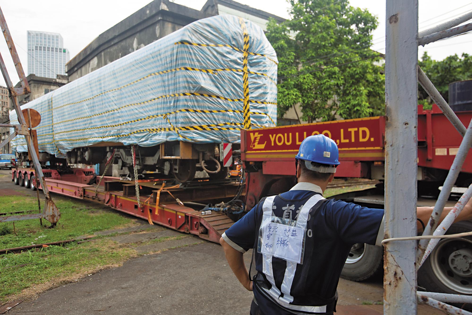 台鐵聘請專業拖吊公司從台北機廠搬運車廂至桃園,光搬運費就要花68萬元。