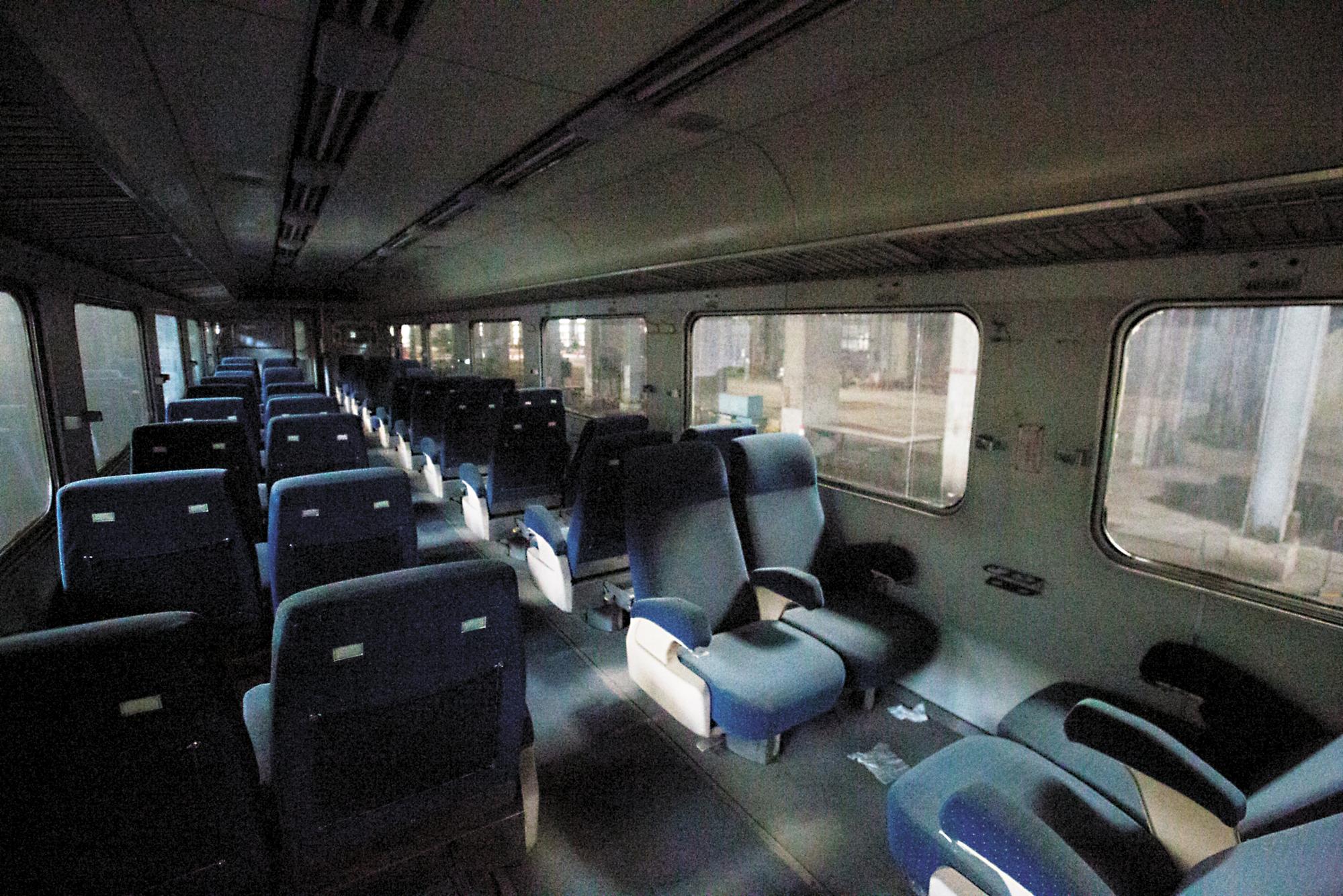 由於EMU100已經報廢許久,車廂內積滿灰塵,台鐵將會拆除部分座椅,騰出空間擺放神桌。