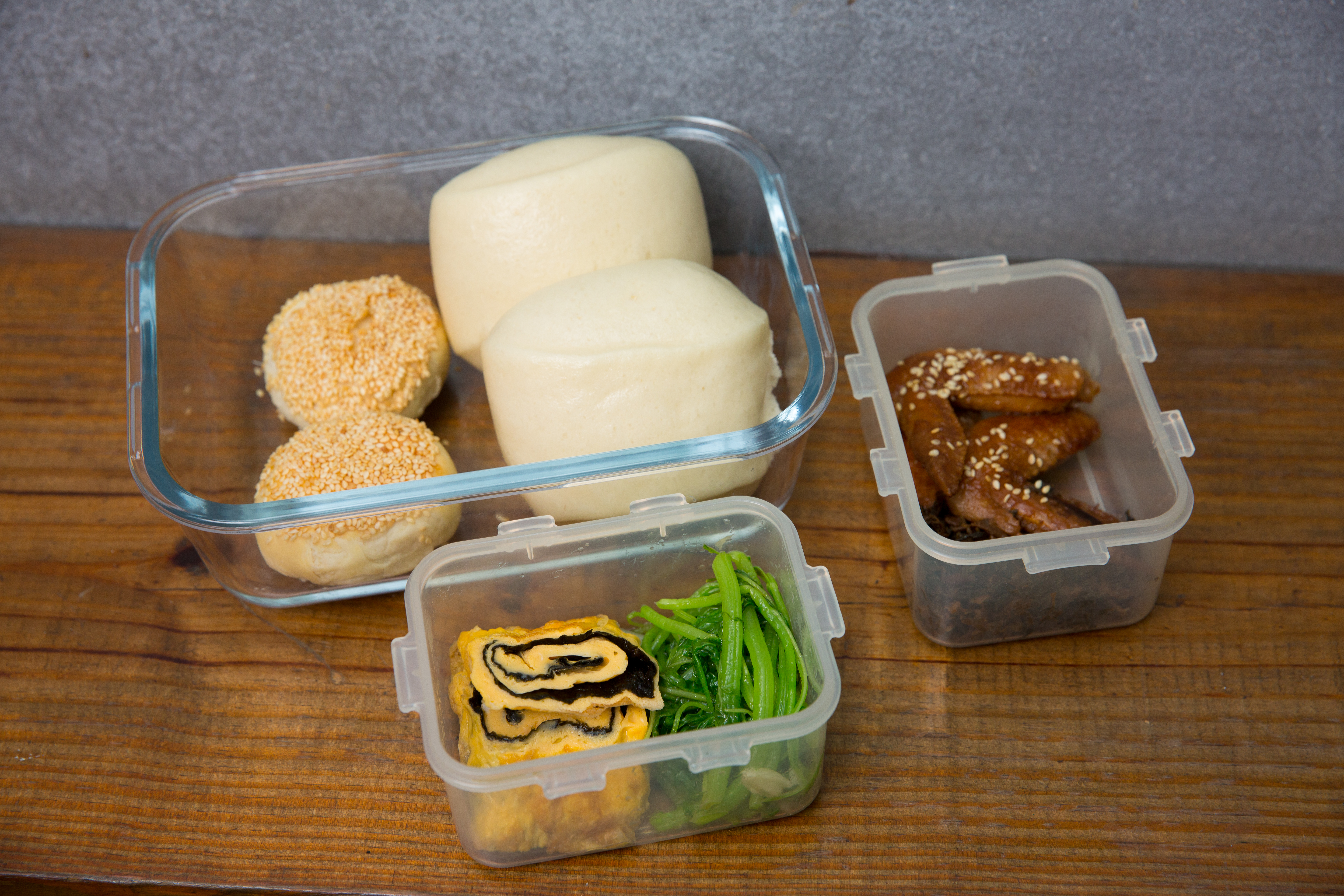 便當盒裡所有配菜都是他自己做的,現在幾乎沒什麼料理難得倒他了。配菜再花俏,他最愛的主食仍是白饅頭,因為那是他與阿嬤之間的連結。