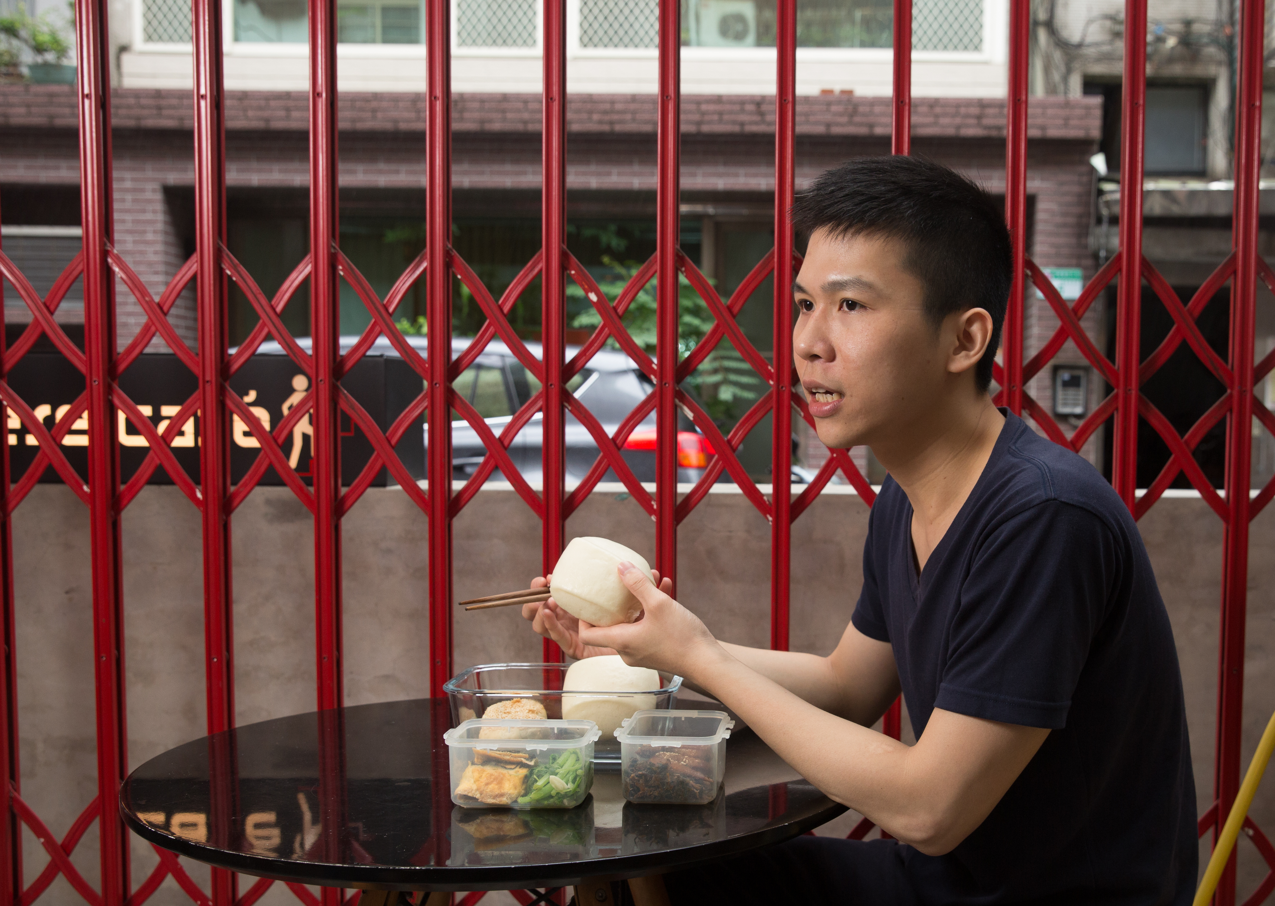 馮國瑄的老家在雲林西螺，但是他說已經10年沒跟爸爸講話，所有與家庭的快樂回憶都停格在小學四年級之前。