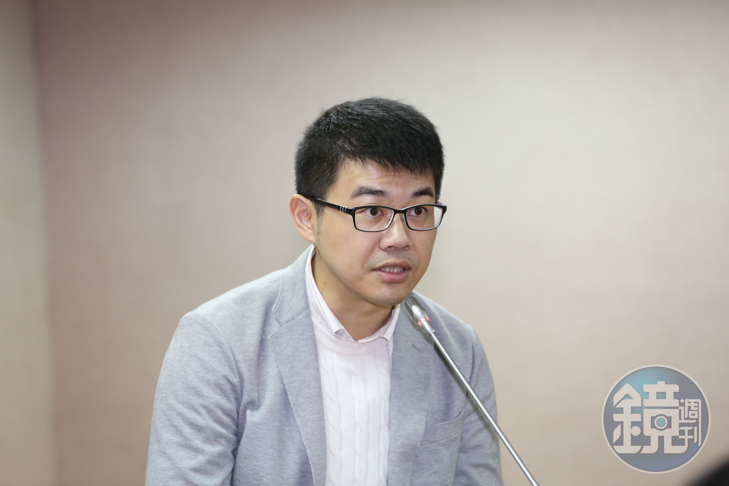 金門醫院精神科主治醫師、台大醫院精神科兼任主治醫師徐志雲，同時在台大醫院專責「同志諮詢門診」。