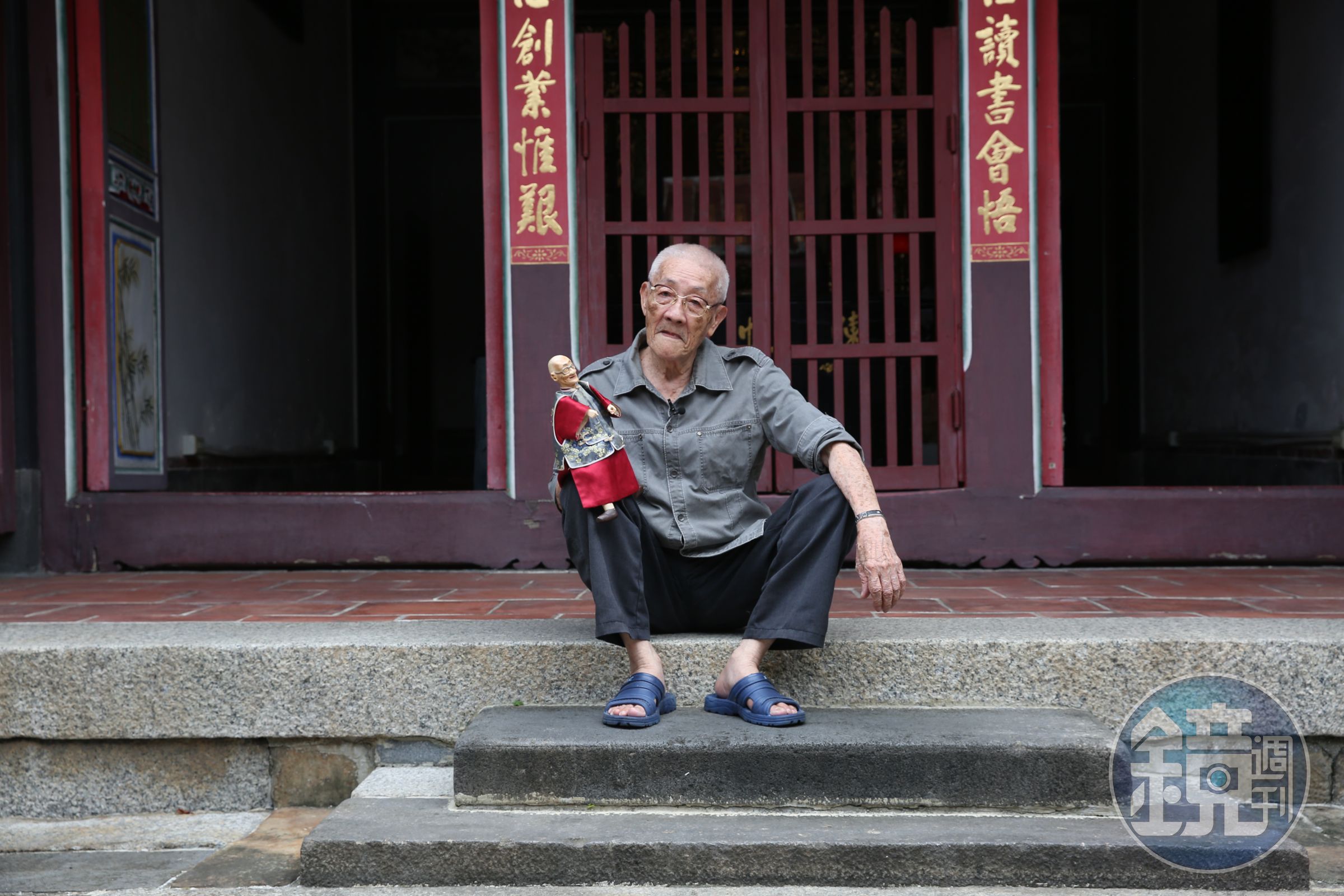 陳錫煌從母姓，陳家在清朝出過三個舉人，現住家為保存古蹟陳悅記老師府。