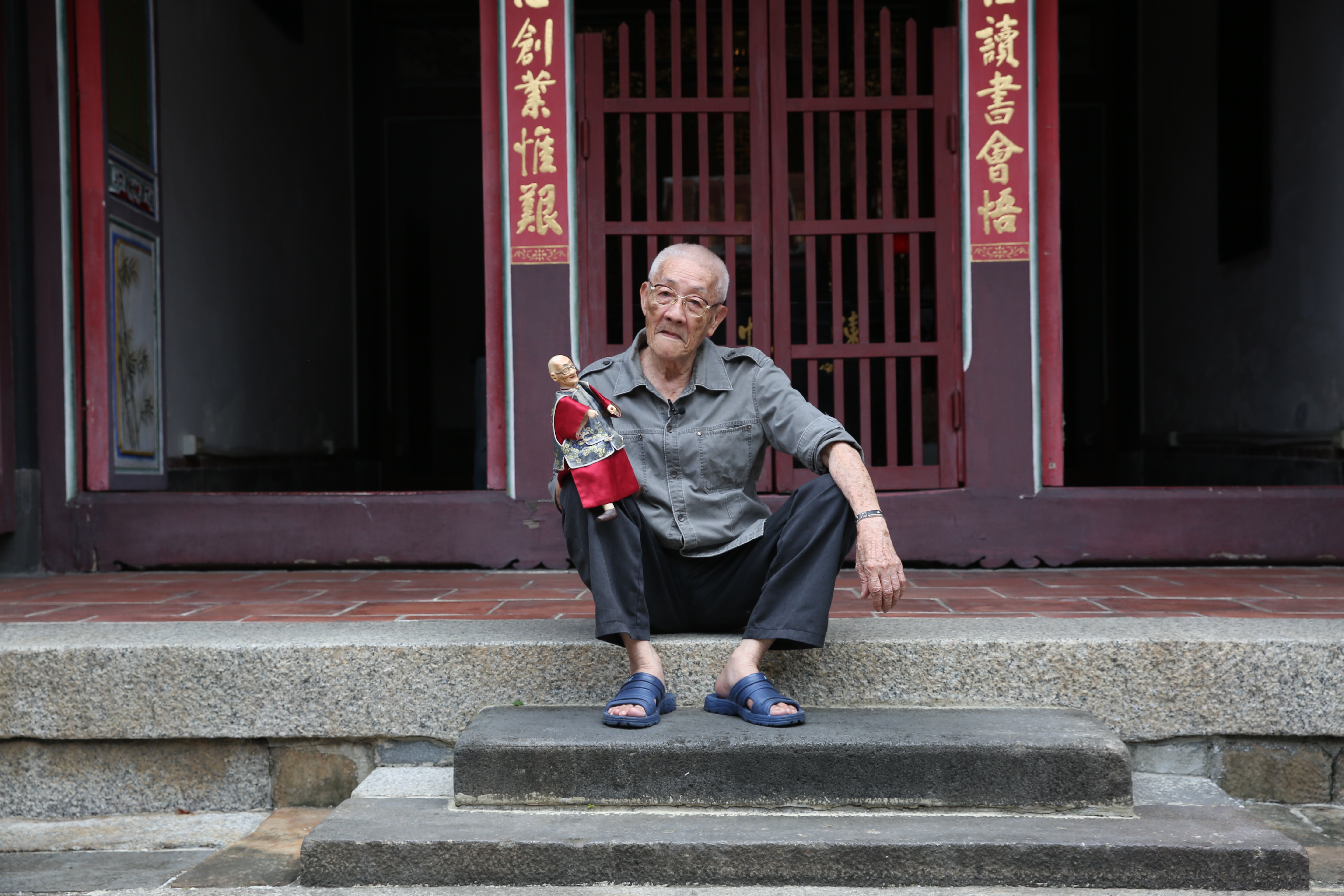 陳錫煌從母姓，陳家在清朝出過三個舉人，現住家為保存古蹟陳悅記老師府。