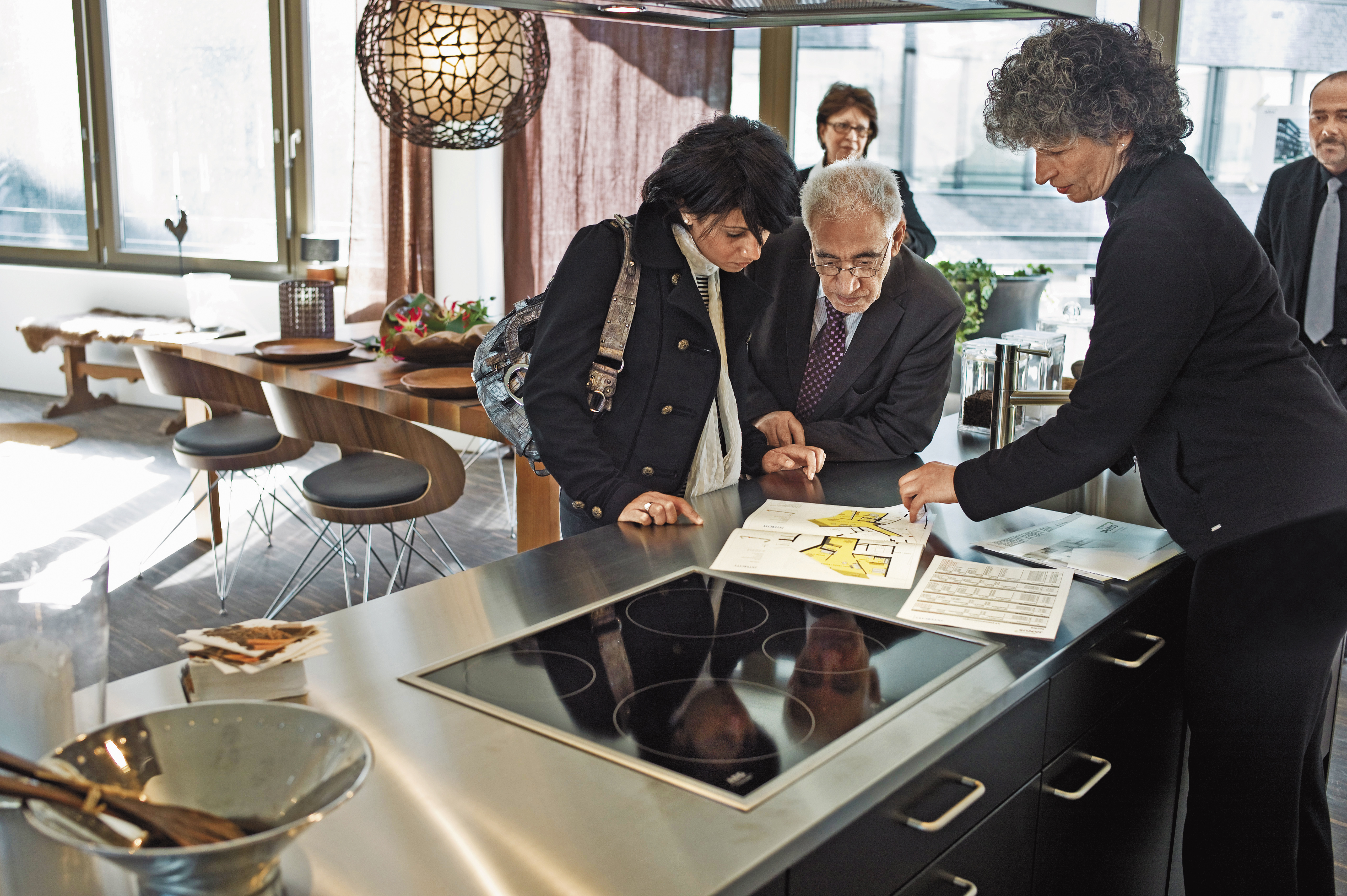 近年包括房貸、車貸與學生貸款規模均大幅成長，若實質利率持續上升，碰上創新低的儲蓄率，違約風險恐將引爆。