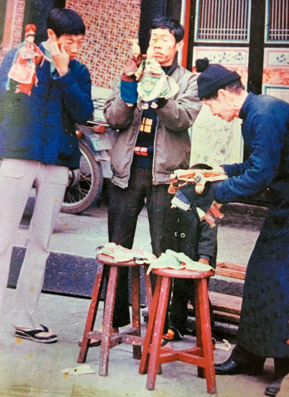 李天祿(右)與陳錫煌(中)、李傳燦(左)父子3人一起排練布袋戲。 (翻攝自《掌藝游俠:陳錫煌生命史》)