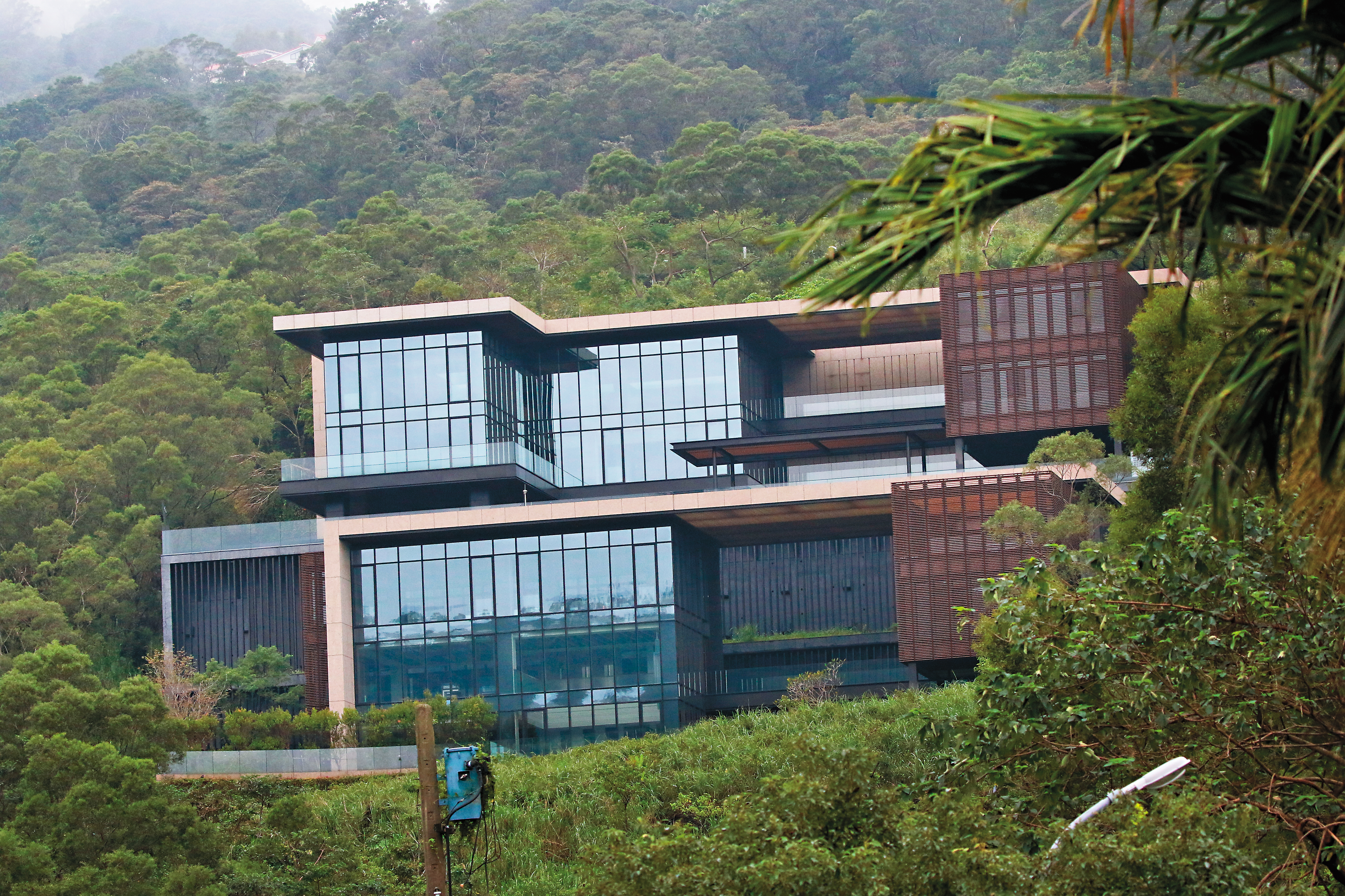 位於新店山區的「禾和特區」是張惠妹為了媽媽上台北居住所買的豪墅，砸下近億元購入。