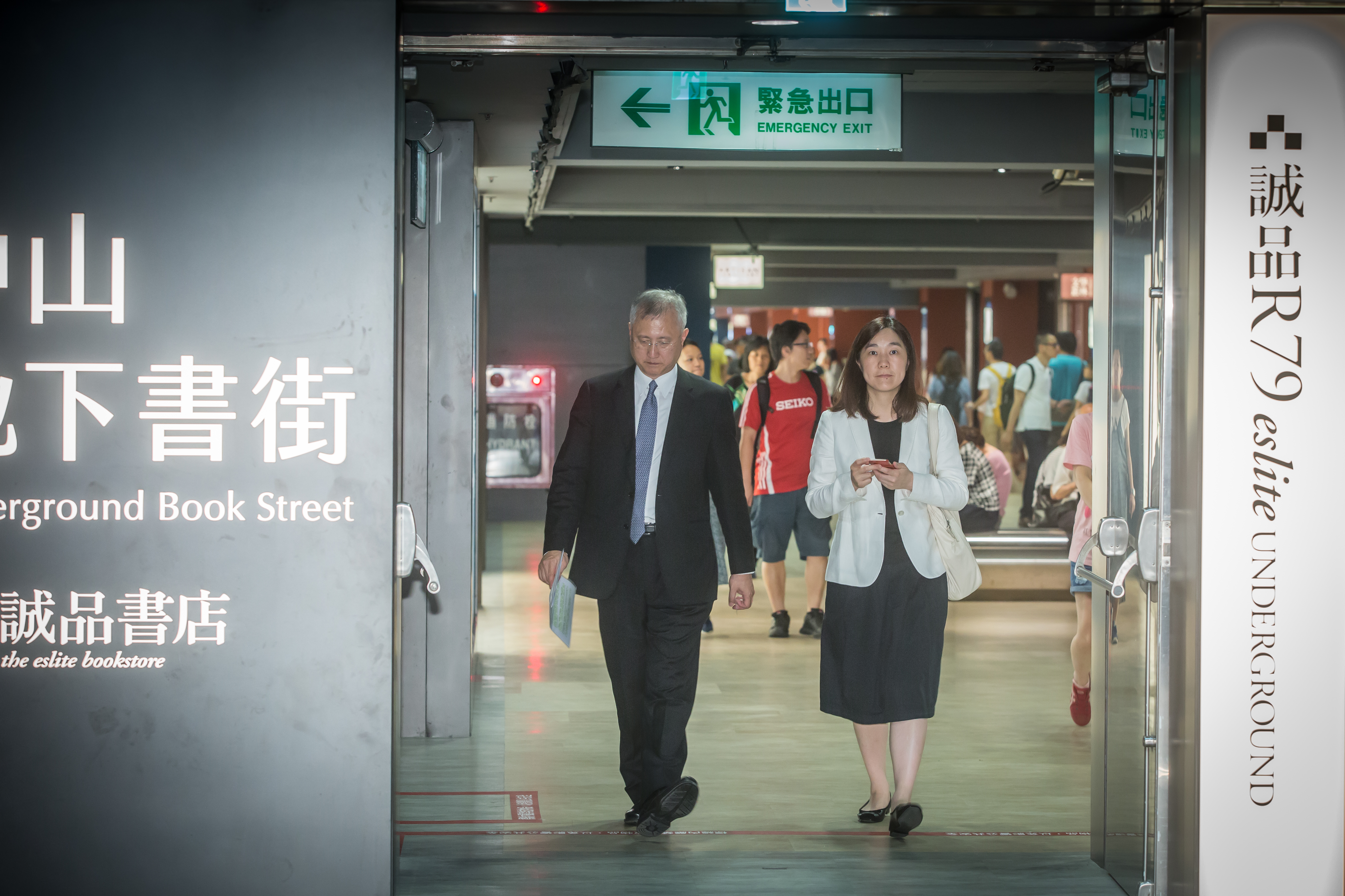 吳旻潔（右）代父出征，為中山地下書街「誠品R79」揭開序幕。