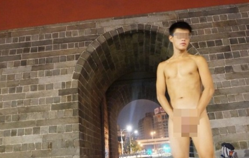 男子在歷史古蹟北門前，拍攝不雅照。