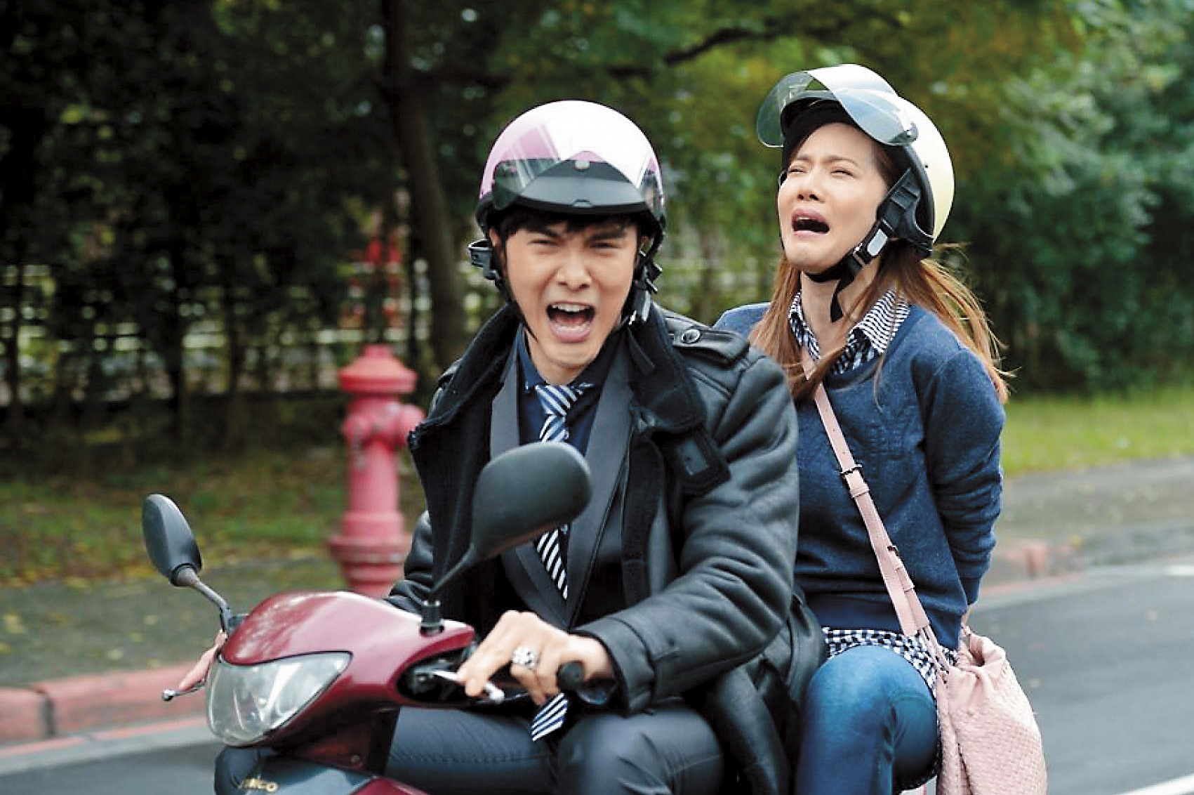 謝佳見（左）演出《我的寶貝四千金》人氣衝上高峰。右為曾之喬。（三立提供）