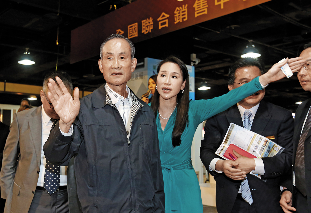 趙藤雄被外界稱為九命怪貓，創業50年屢遭磨難，但總能全身而退。