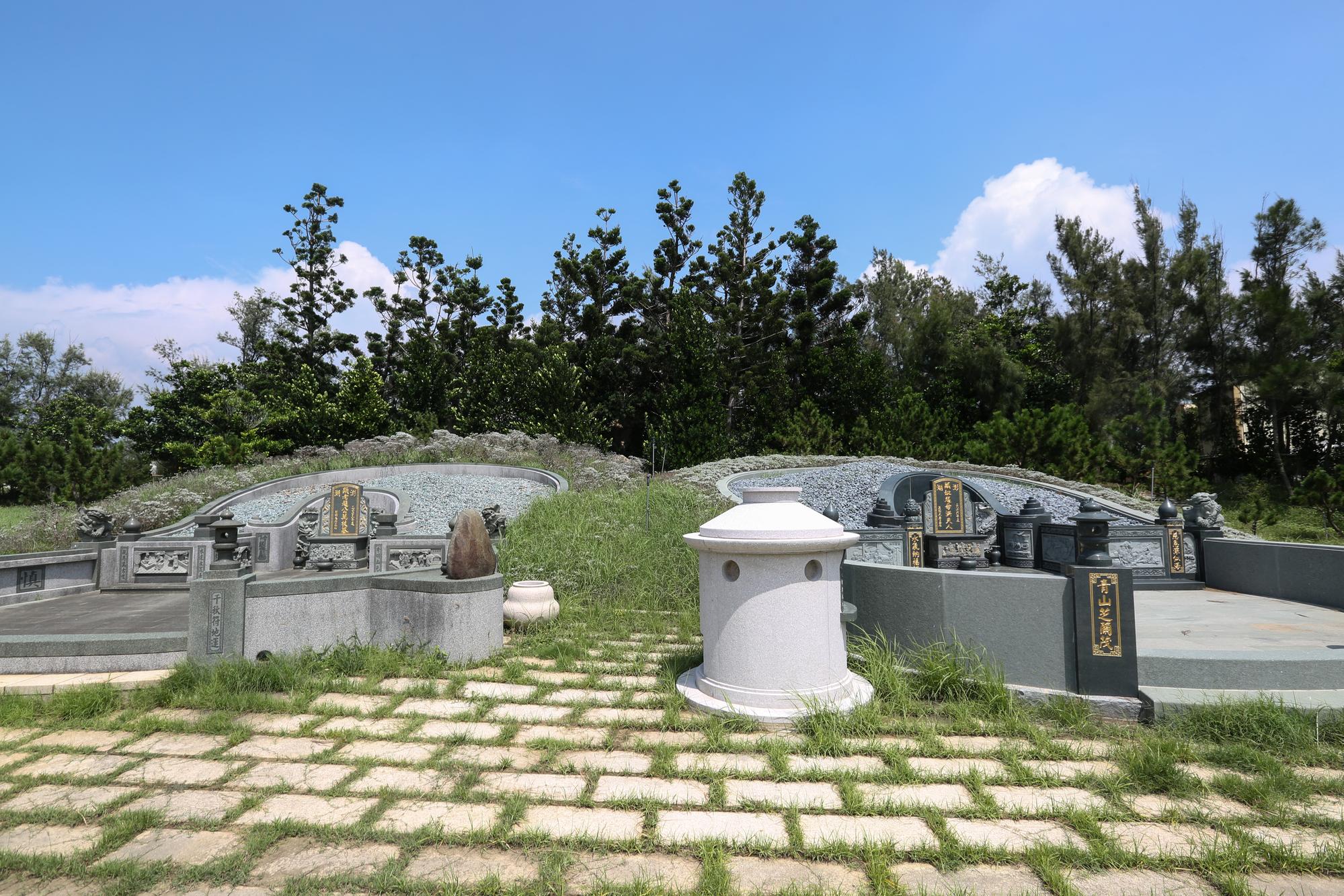 趙藤雄的家族墓園「天水園」位於苗栗後龍,他看上該處風水好,因此將祖墳遷往天水園。