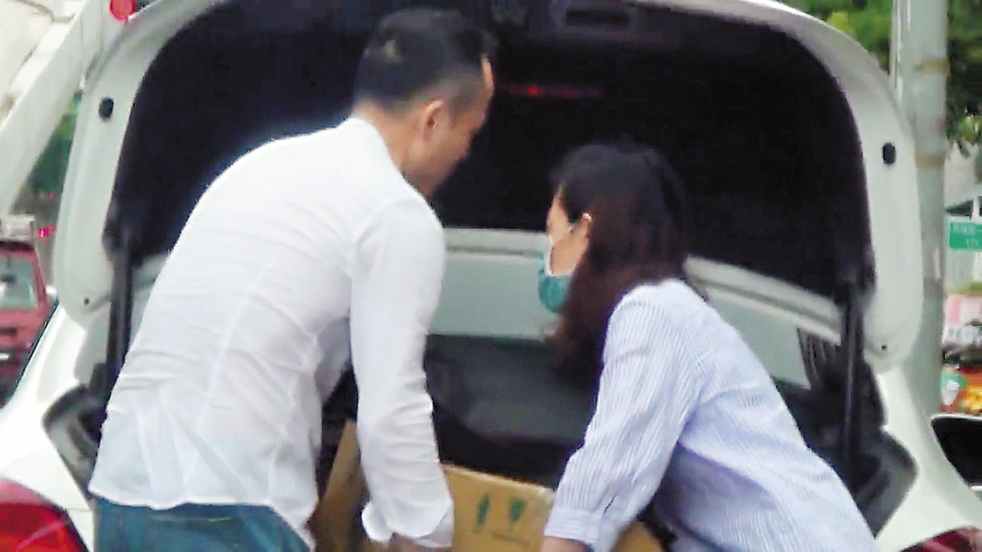 前特勤高官徐文豪與骨感妹黃敬琳互動親密,看起來就像是一對情侶。