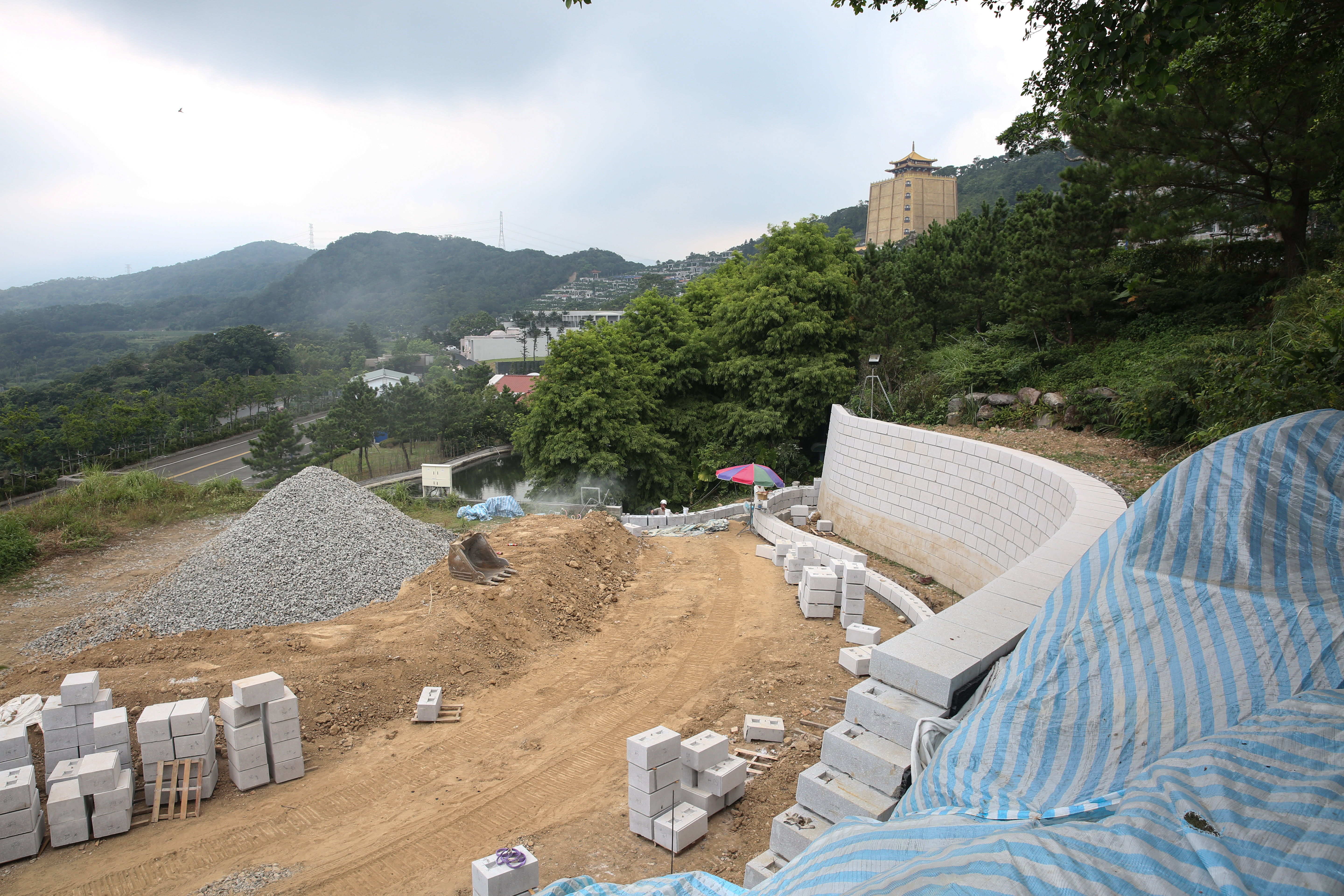 趙藤雄的壽墳占地約200坪，大量採用自大陸進口的石材，目前正進行到擋土牆工程。