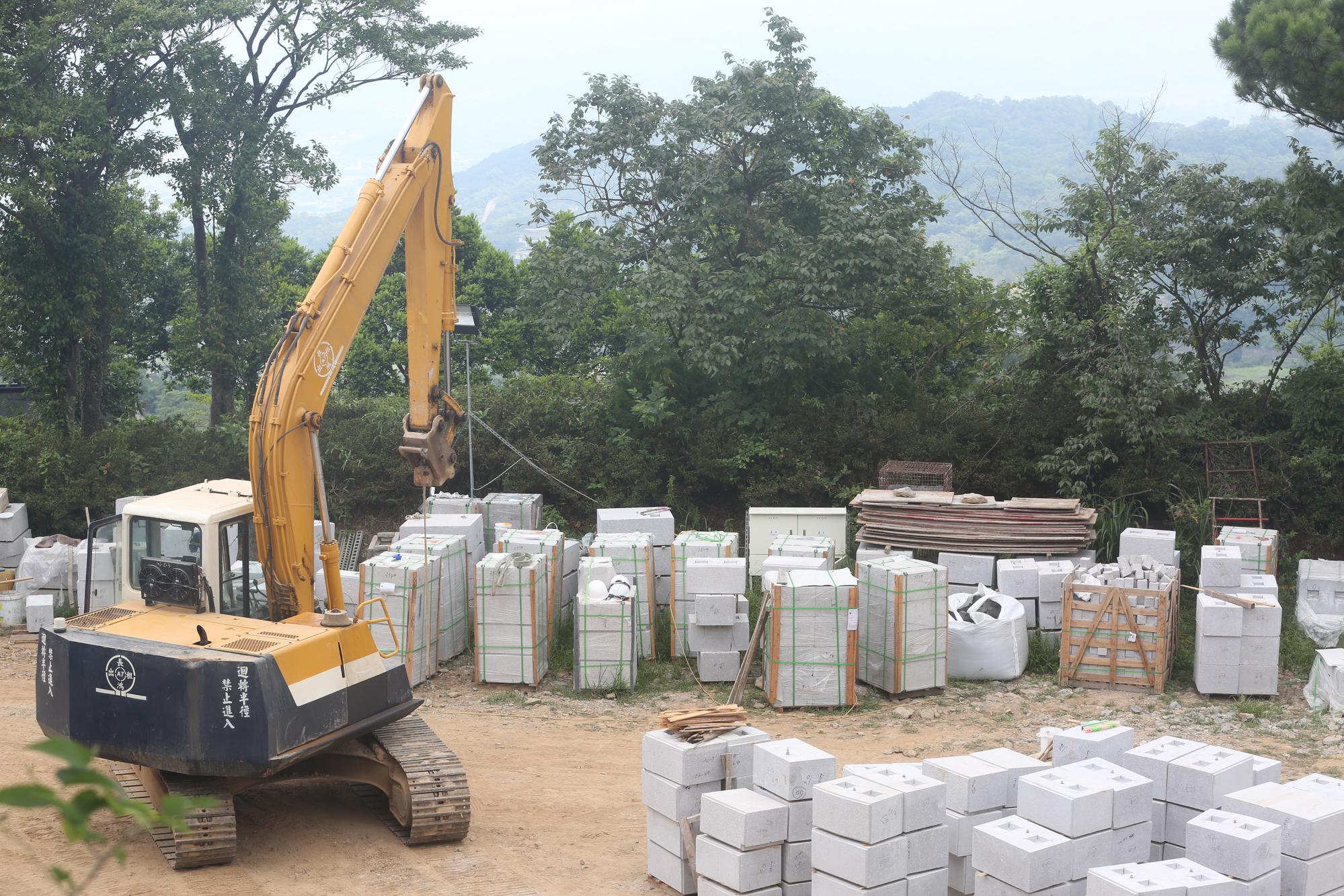 趙藤雄的壽墳施工已數月，且採用強度6千磅的混凝土，比一般住宅還堅固。