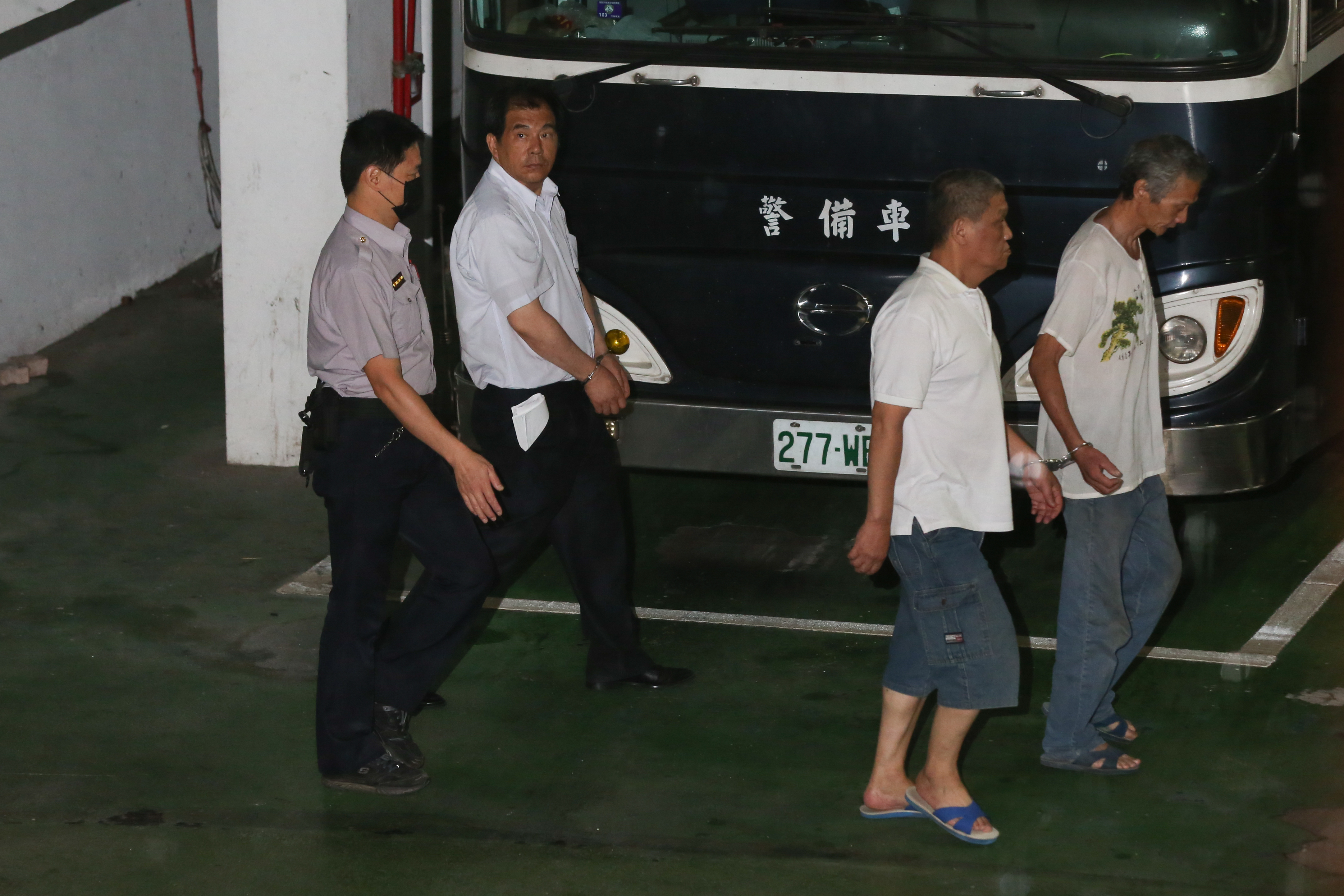 今年7月趙藤雄涉嫌透過新北市議員周勝考（左2），行賄新北市官員及掏空遠雄人壽，現遭羈押禁見。