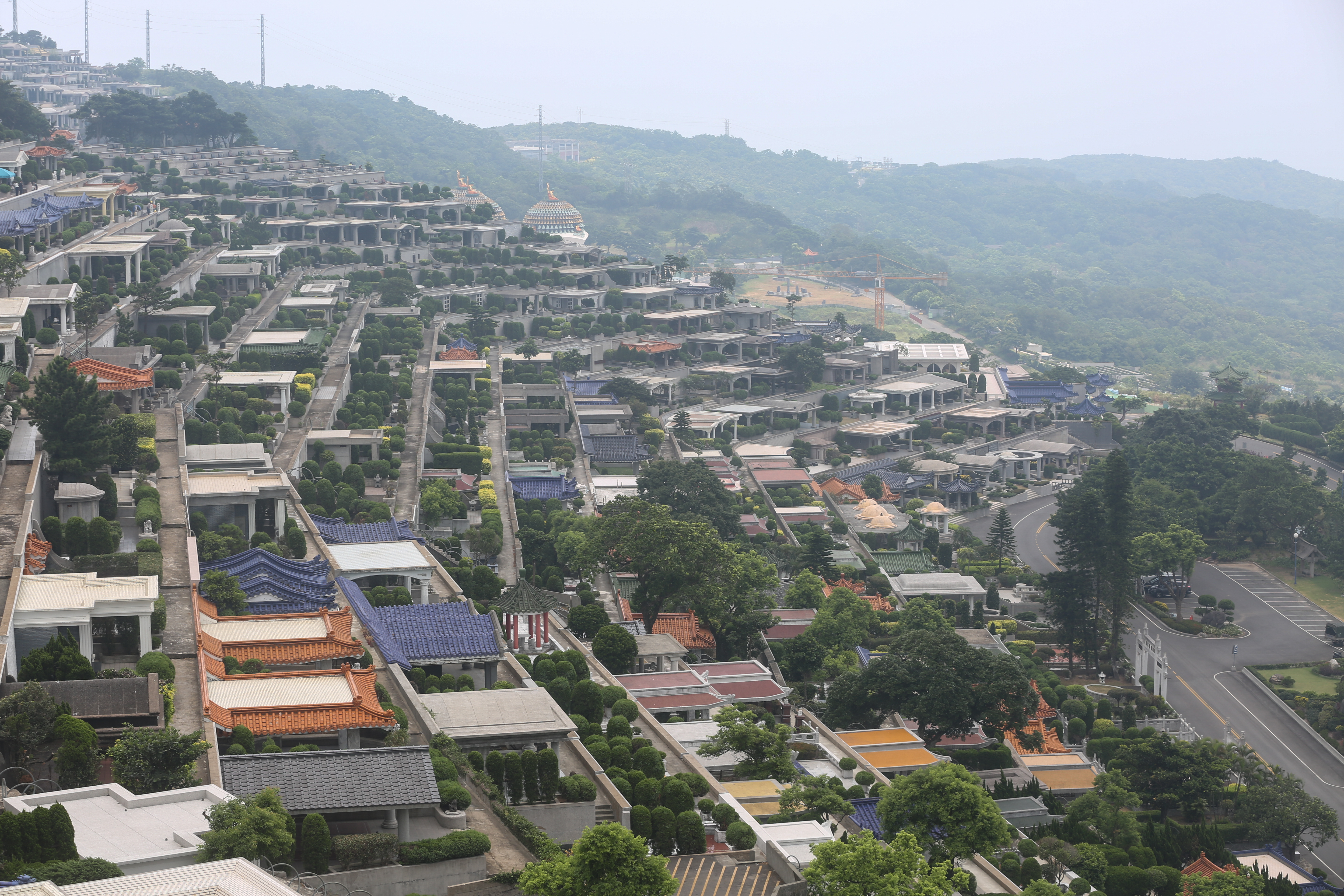 充滿靈氣、風水匯聚的金寶山吸引不少名人後代將先人安葬在此，家喻戶曉的藝人鄧麗君就長眠於金寶山。