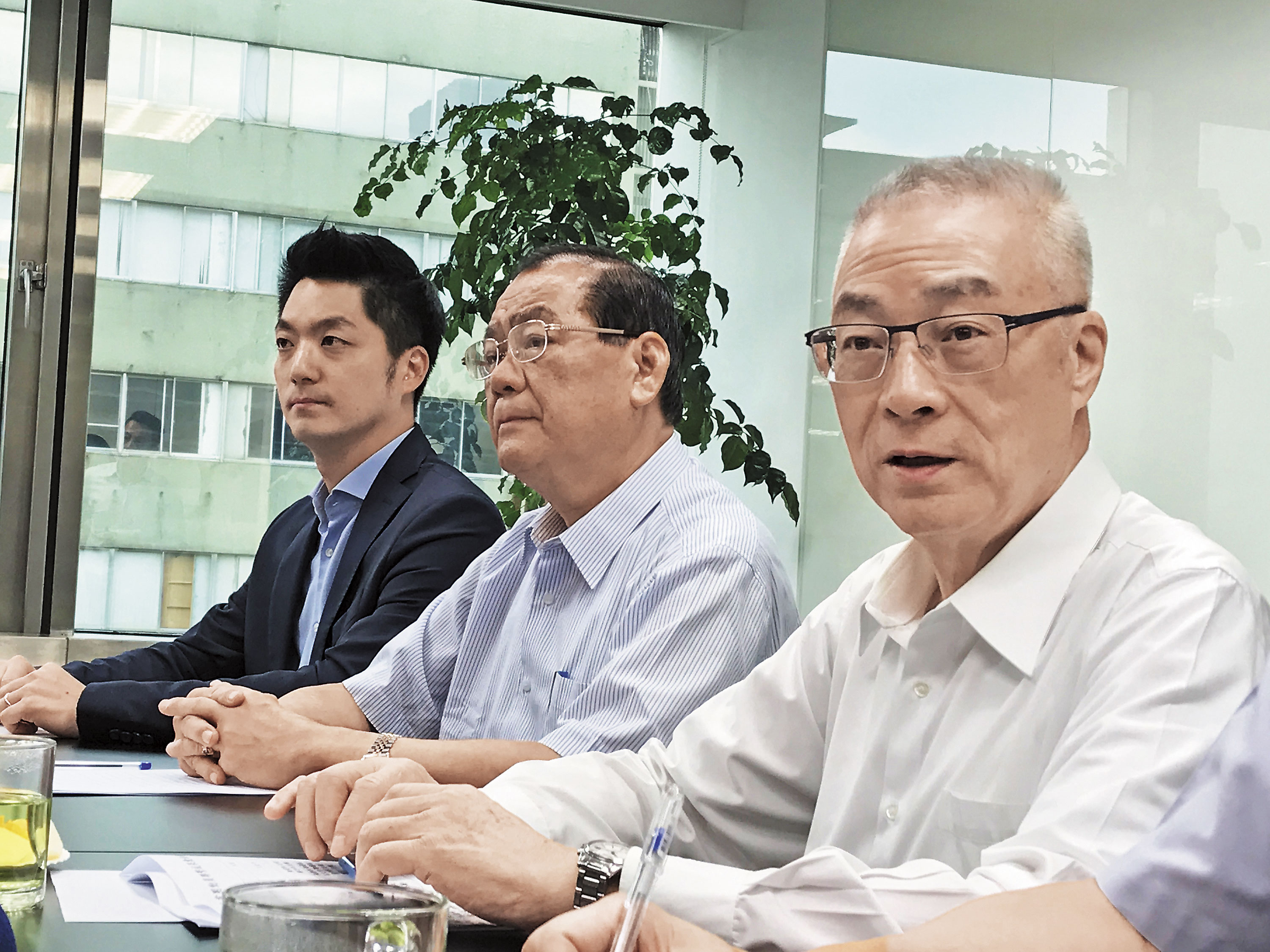 吳敦義（右）與黨籍立委座談，費鴻泰當面力薦蔣萬安（左）民調高，很適合參選台北市長。（中央社）