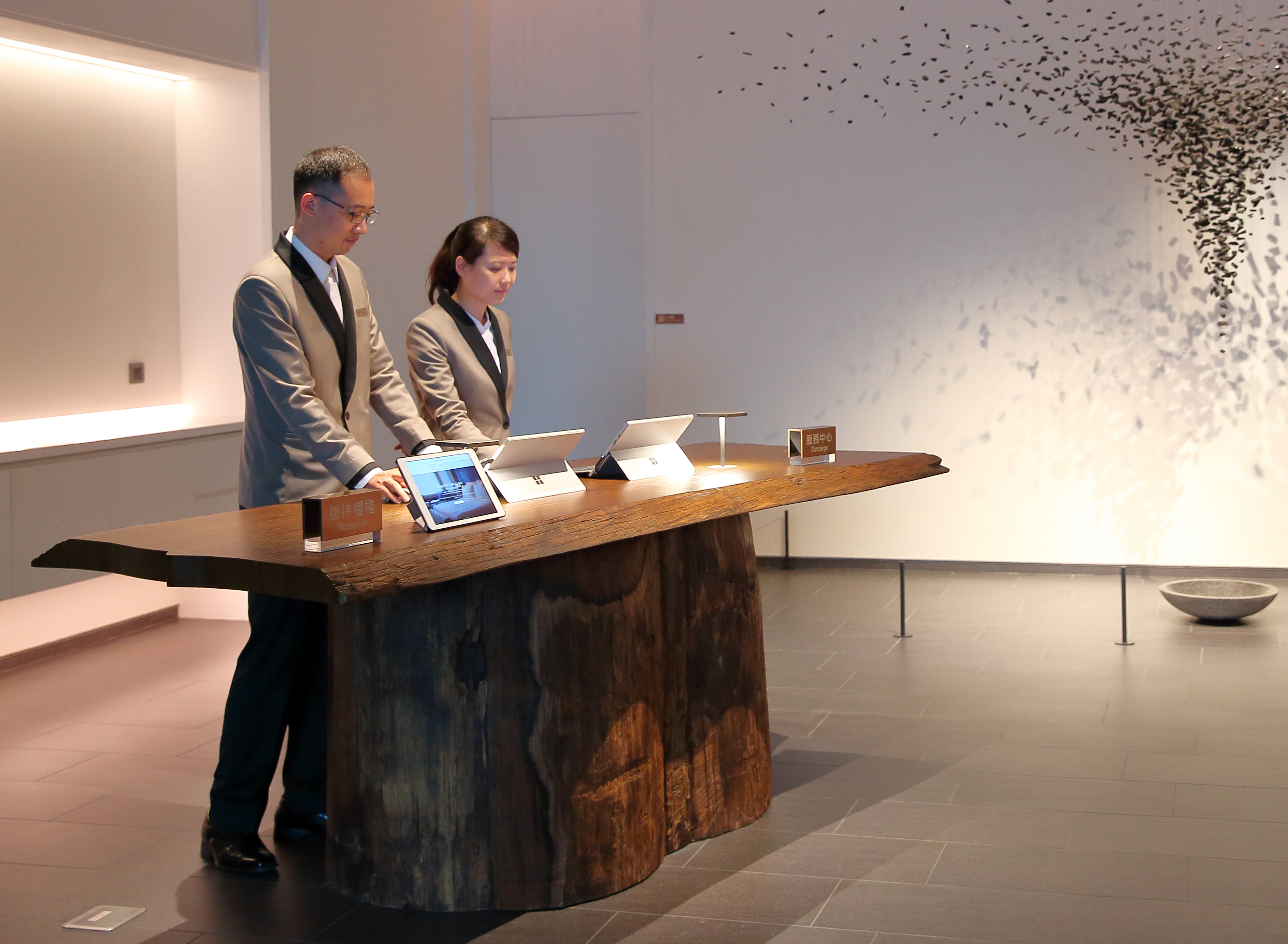 過去蔡辰洋挑員工被笑像選美，寒沐的員工也都是俊男美女。