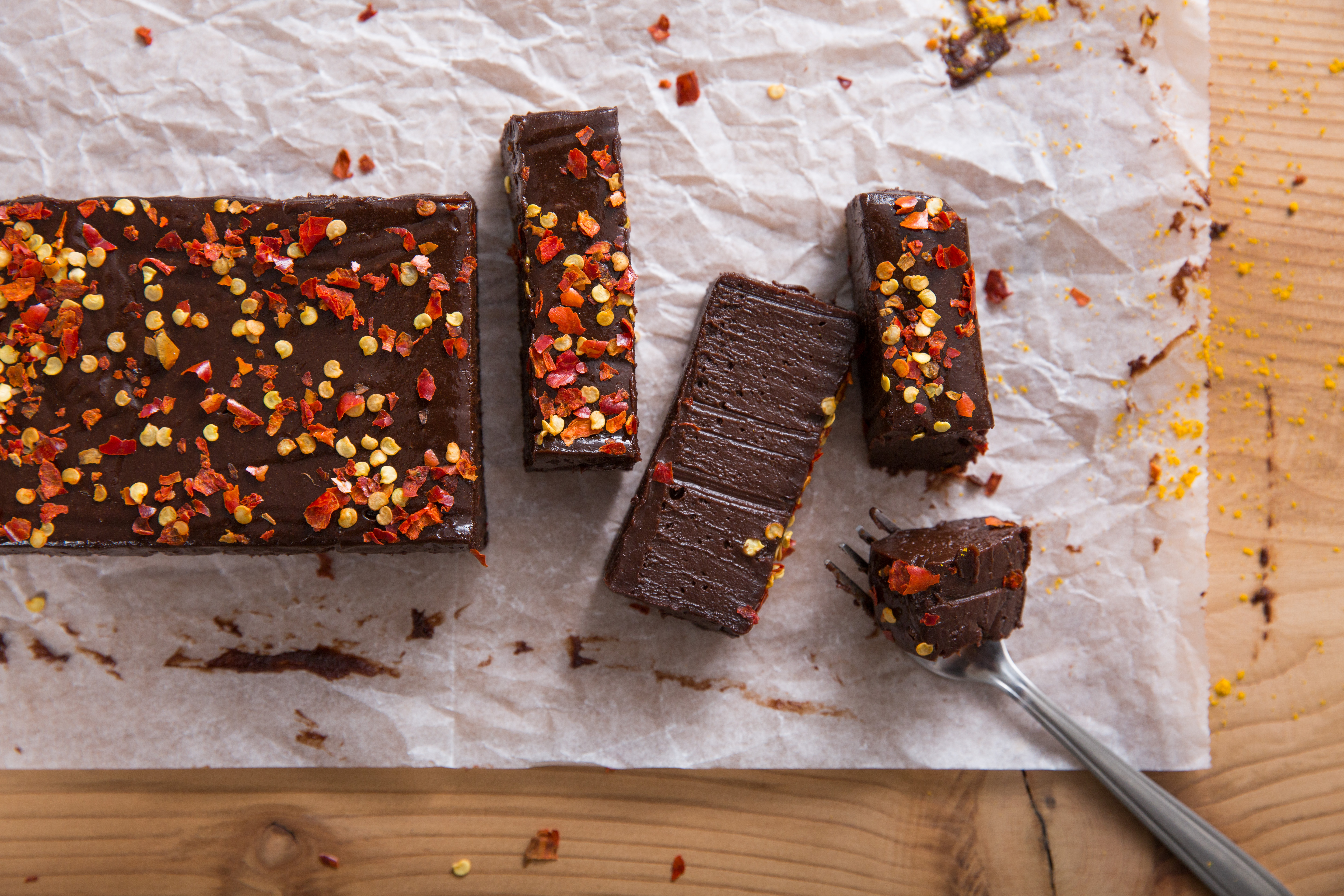 新口味「辛咖哩巧克力布朗尼」咖哩味明顯，卻沒搶掉巧克力風采。（420元／條）