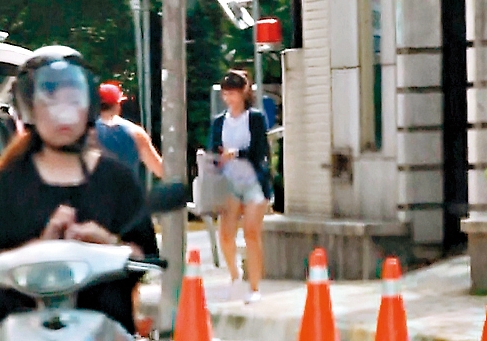 7月8日午後，休旅男將陳思宇手上的小瓦斯桶抱到車上，2人似乎要進行一趟愛之旅。