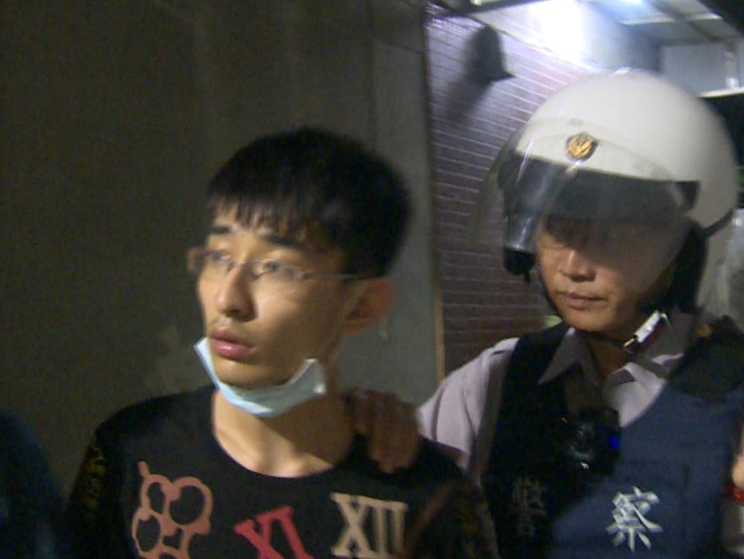疑似暴打女友，還打斷記者手臂的蔡男遭警方帶回偵辦。