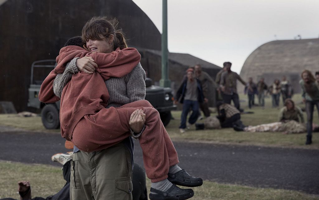 老師海倫最愛梅蘭妮，獨排眾議一路拚命保護她。