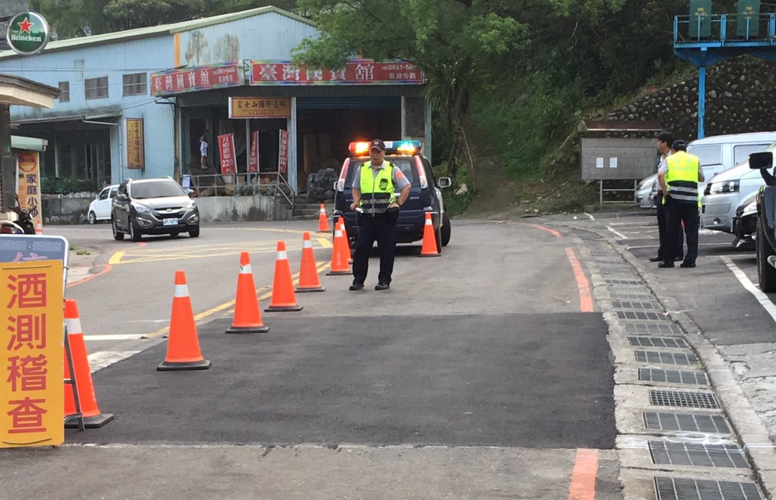 6日上午平靜的烏來山區突然湧進大批警力，每位上下山的遊客都必須接受檢查。