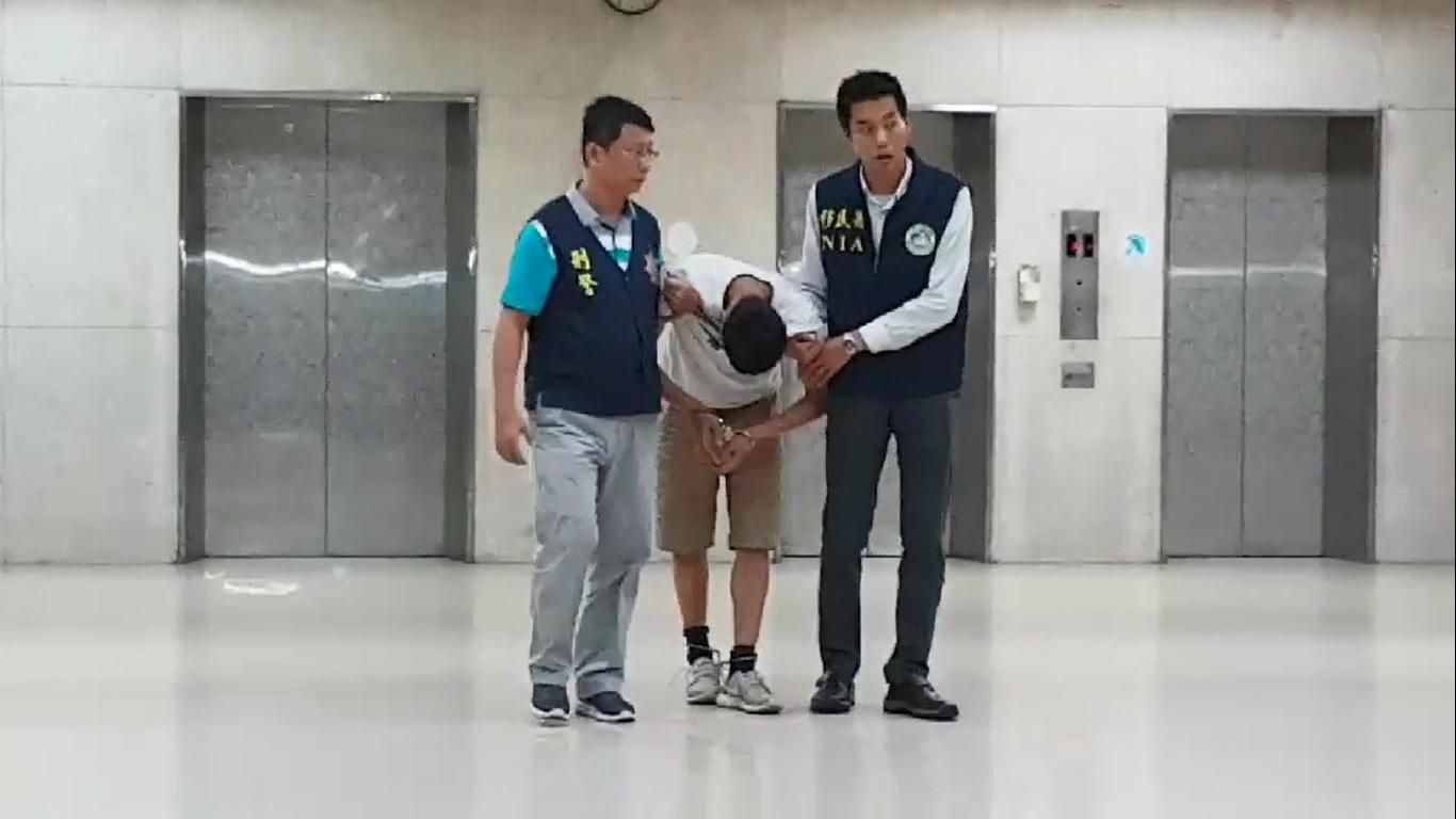 趙嫌（中）潛入民進黨部後逐一搜索，竊取政策部門賴姓執行長抽屜的9萬元。