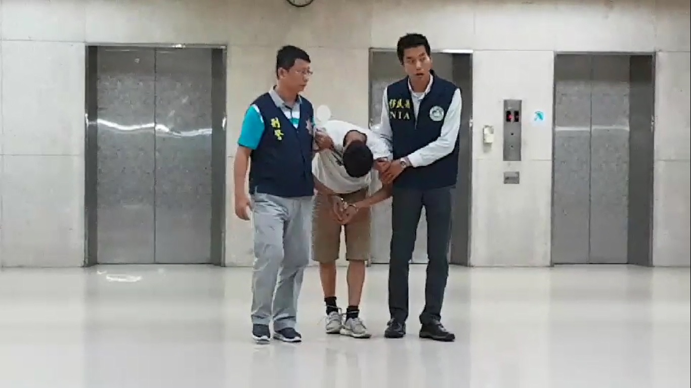 趙嫌（中）潛入民進黨部後逐一搜索，竊取政策部門賴姓執行長抽屜的9萬元。