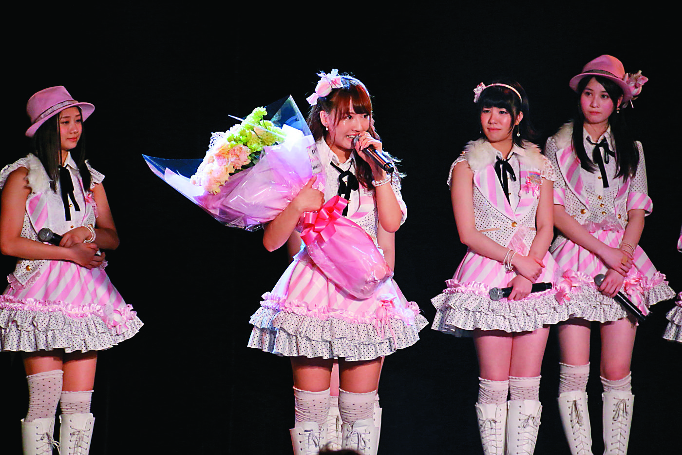 2014年,鬼頭桃菜(右)在SKE48公演時,宣布畢業(退團)。(翻攝自SKE48官網)