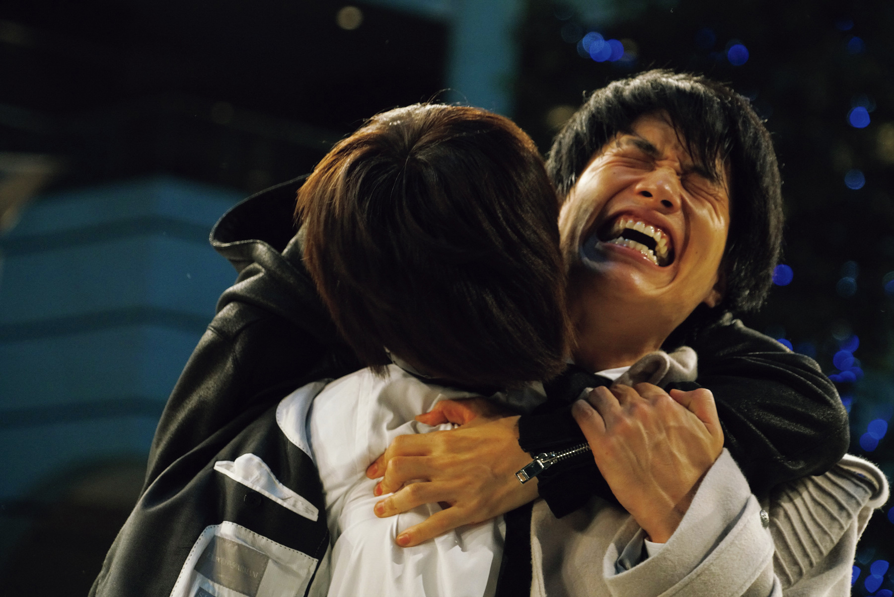 窪在片中飾演半人半喰種的「金木研」，和飾演人類搜查官「亞門鋼太郎」的鈴木伸之彼此對立、有多場激烈對打場面。