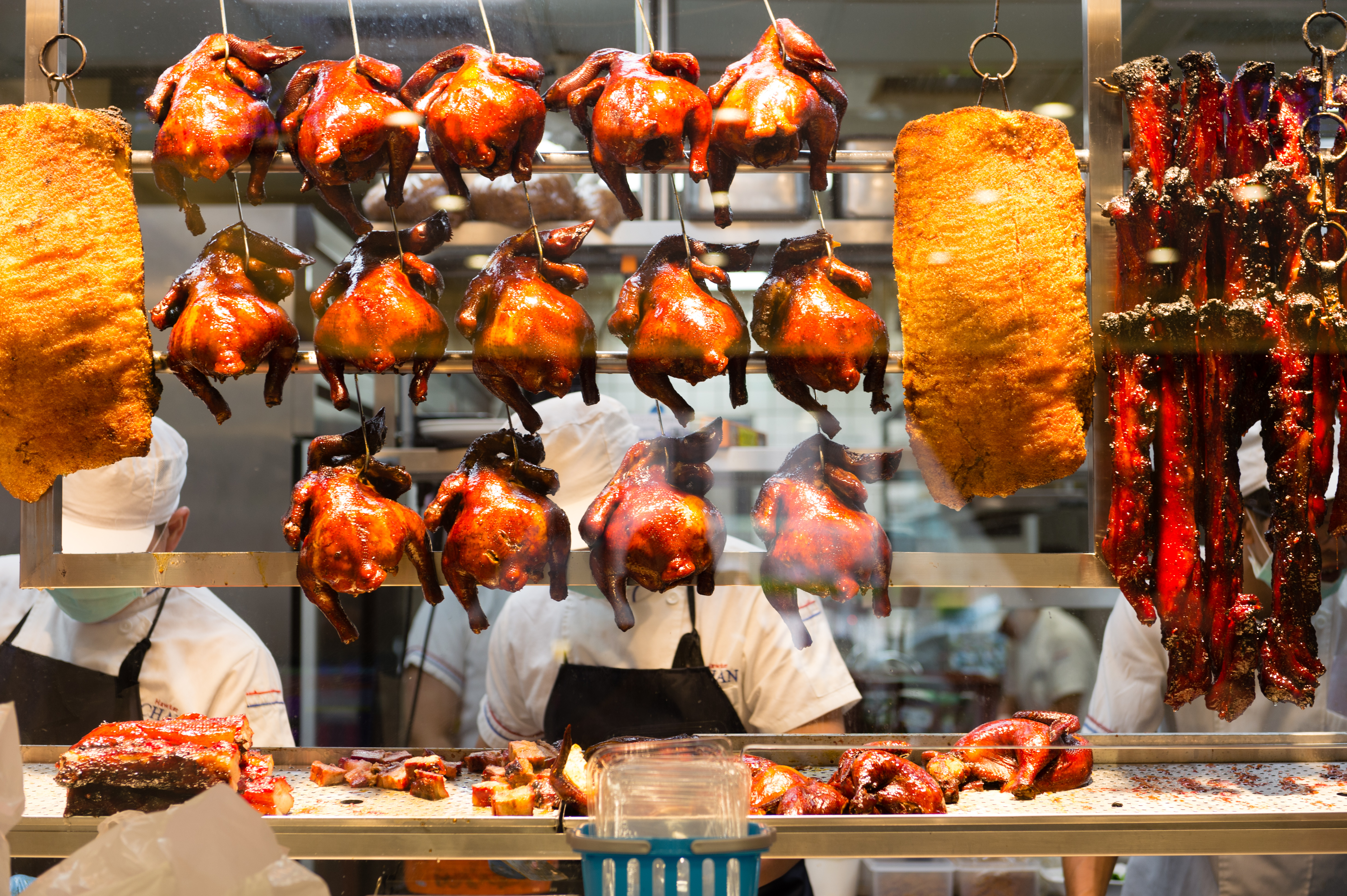 來自新加坡的「了凡香港油雞飯‧麵  」，在當地只是設在熟食中心的小吃攤，雖是平民料理卻能連續2年都奪得米其林一星殊榮，美味的雞密檔案令我超好奇。