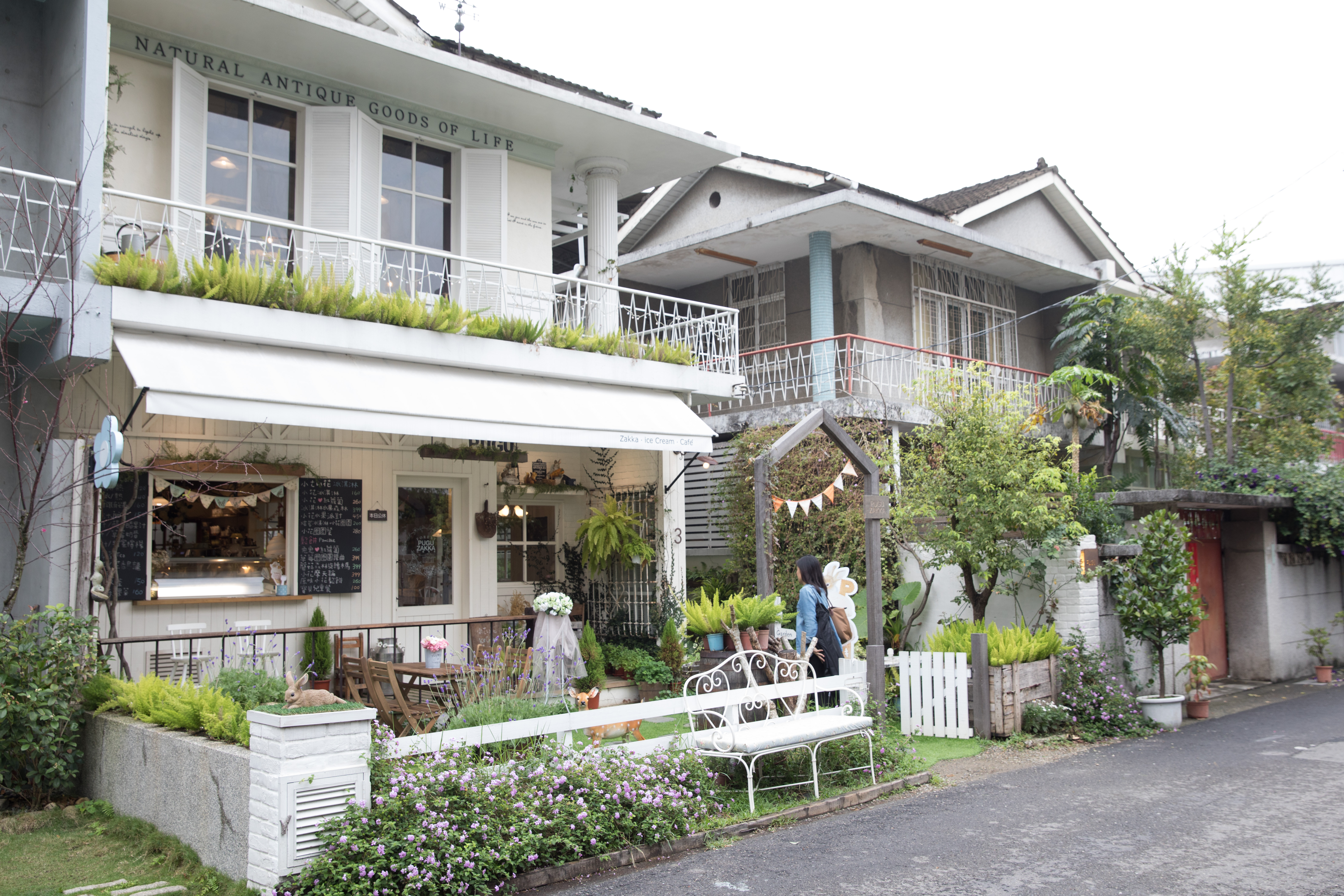 台中市美村路一帶以前是駐台美軍眷舍區，這裡的街巷和老房子別具特色，來此散步拍照好愜意，現在還有很多特色小店，成了打卡勝地。