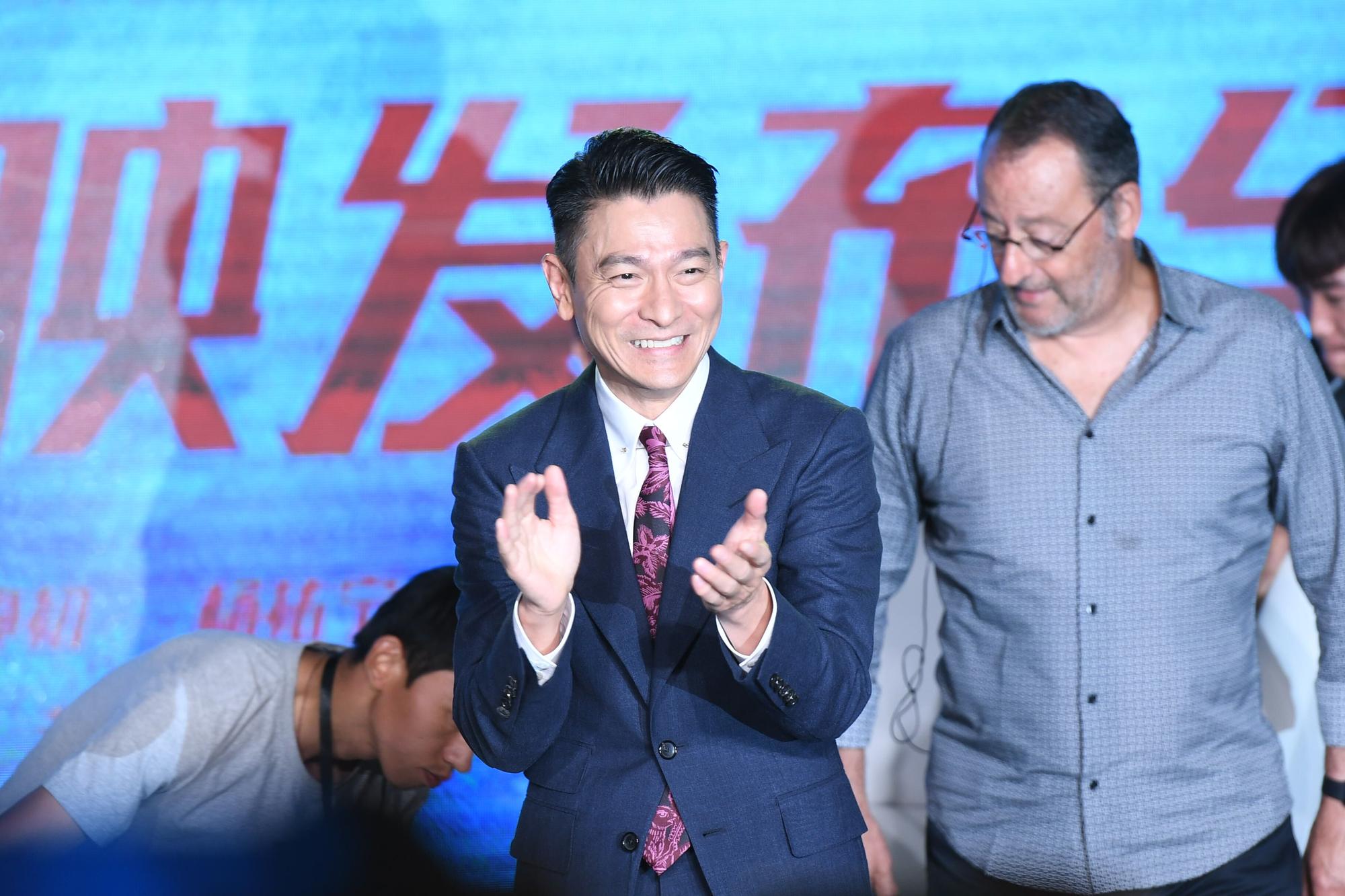 在香港專心療養7個月後，劉德華終於公開露面，他以《俠盜聯盟》的北京首映會作為復工的第1次亮相，報平安「我很好」。